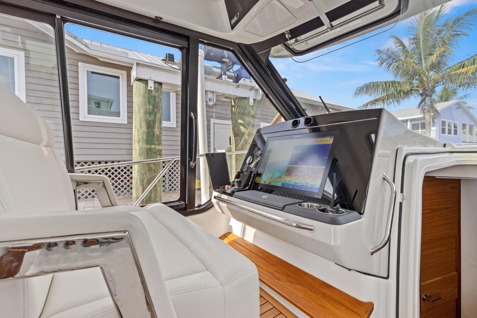 2022 Boston Whaler 405 Conquest - Image 16