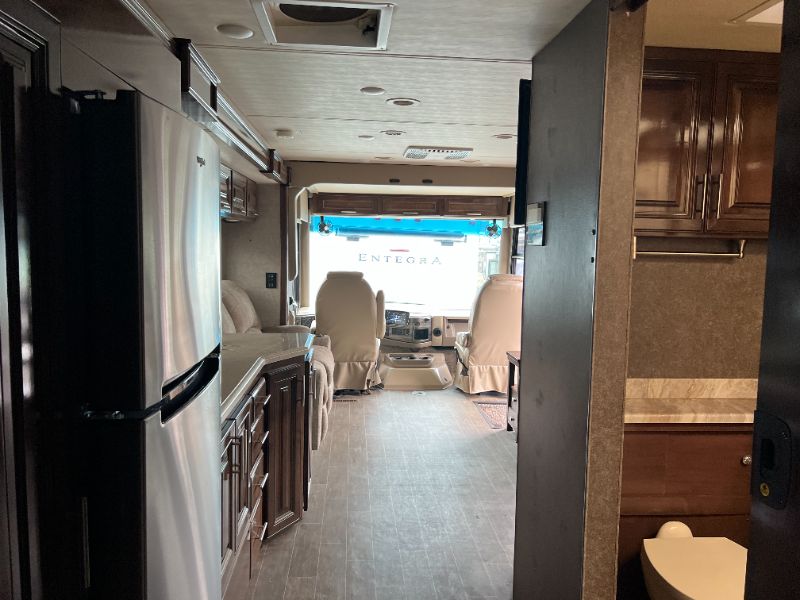 2020 Thor Motor Coach Miramar 32.2 - Image 16