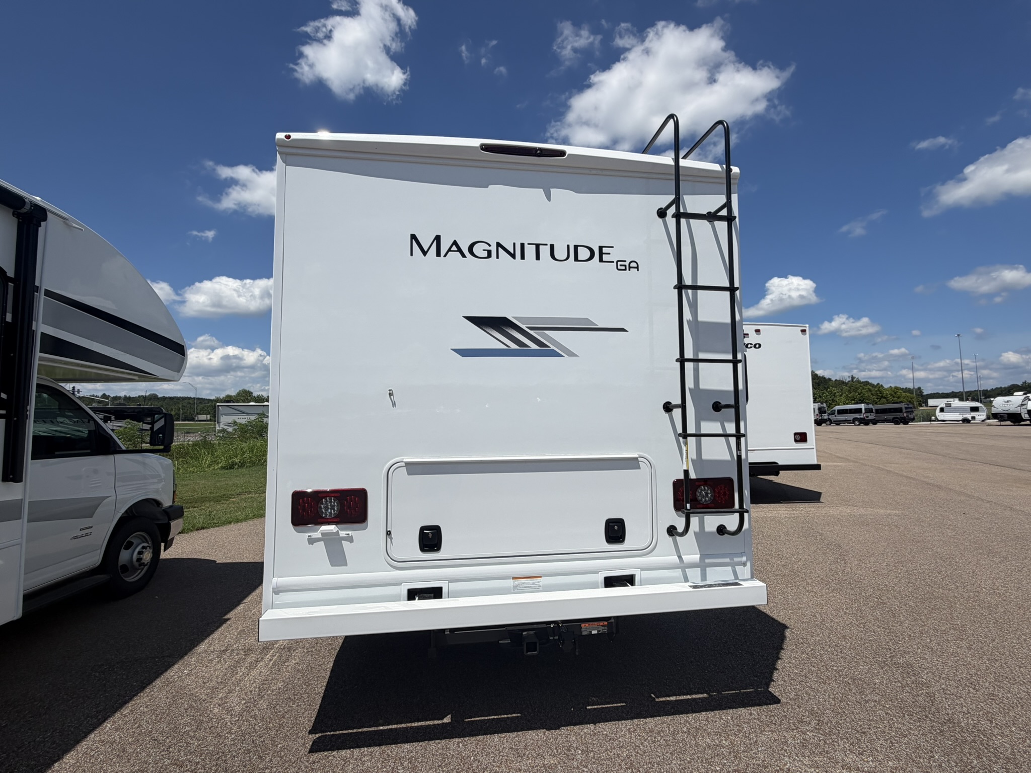 2027 THOR MOTOR COACH MAGNITUDE GA28 - Image 4