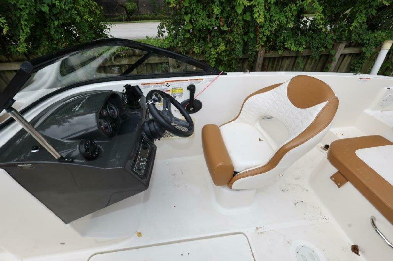 2019 Bayliner VR5 Bowrider OB - Image 10