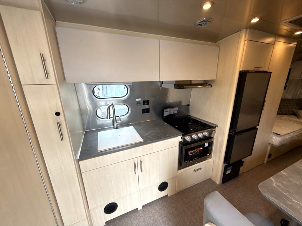 2026 AIRSTREAM FLYING CLOUD 23FBT - Image 11