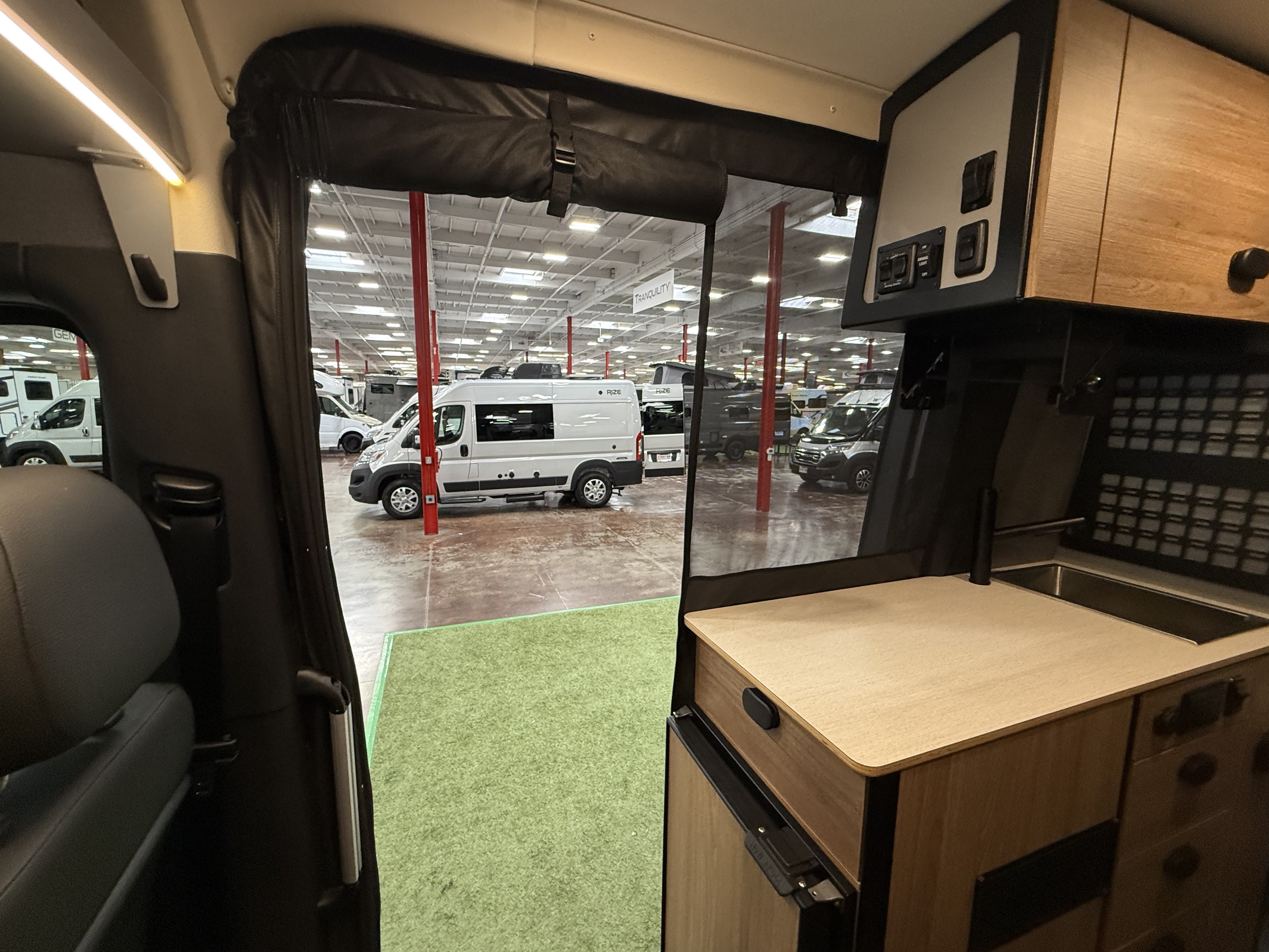 2025 WINNEBAGO REVEL BMB44E - Image 13