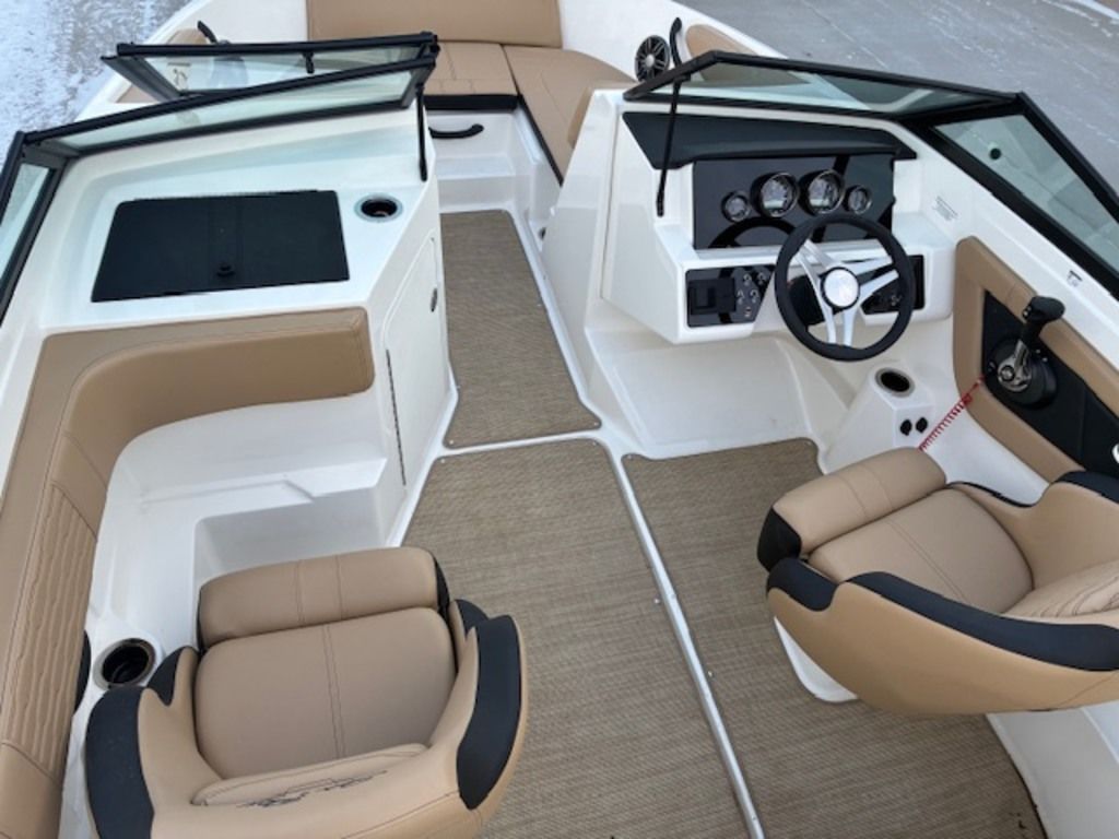 2023 Sea Ray SPX 190 Outboard - Image 10