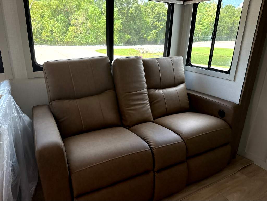 2027 VENTURE RV SPORTTREK 354VBH - Image 9
