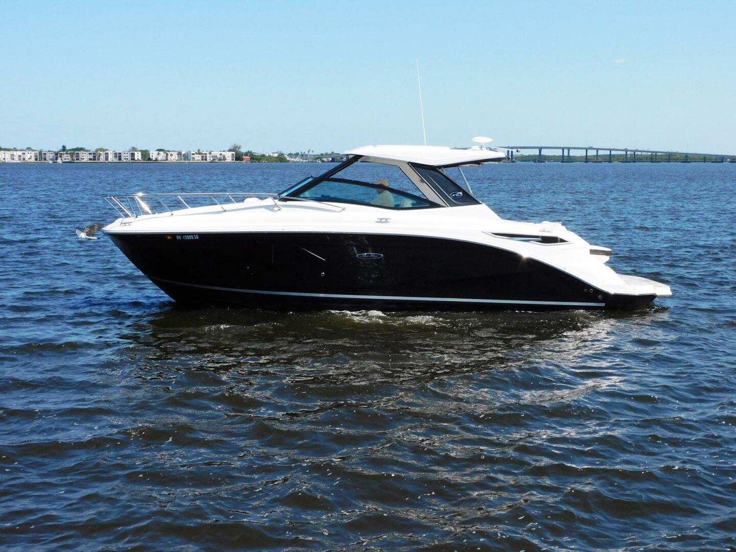 2018 Sea Ray Sundancer 320 - Image 5