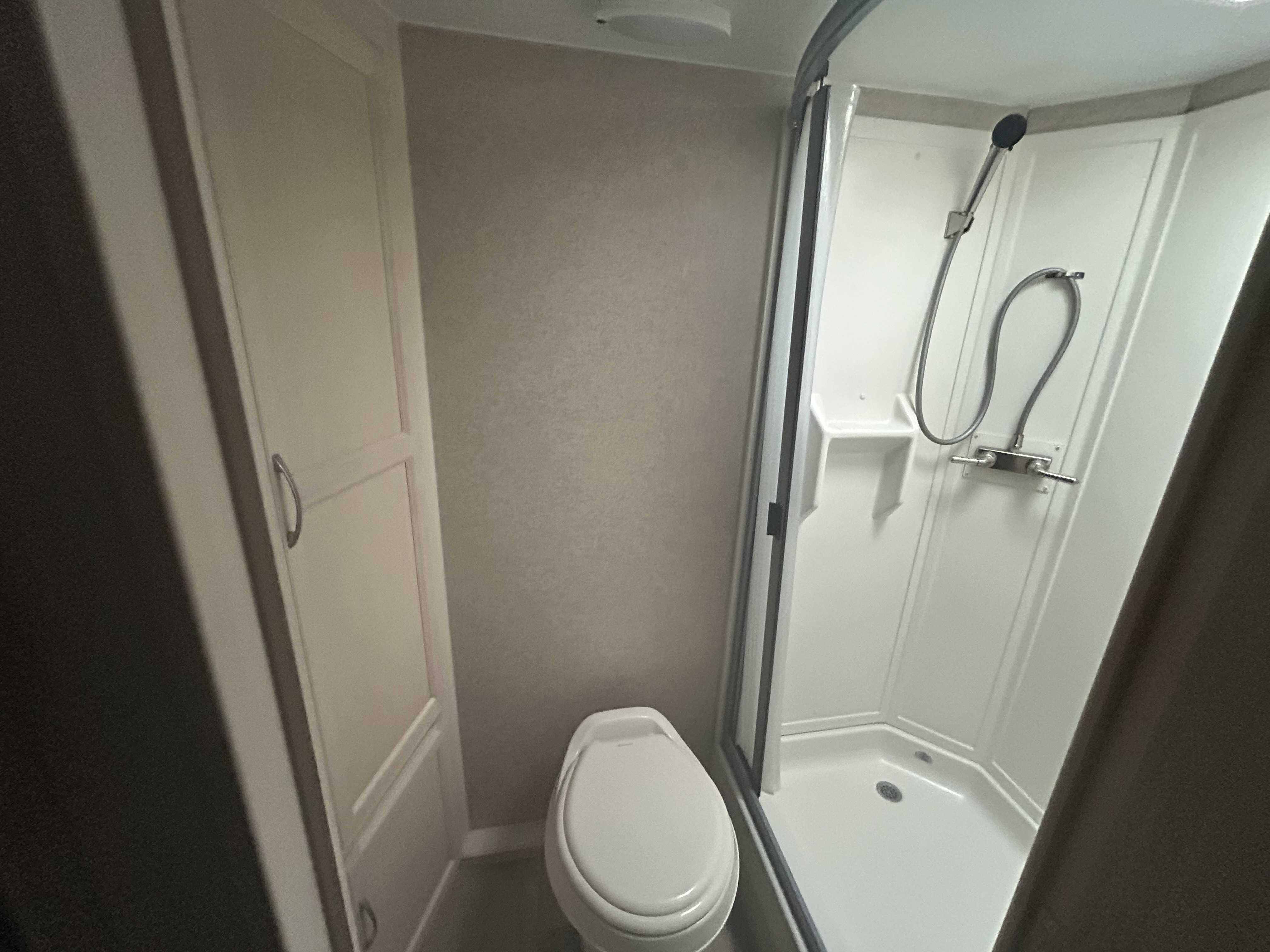 2017 Winnebago Micro Minnie 2106DS - Image 9