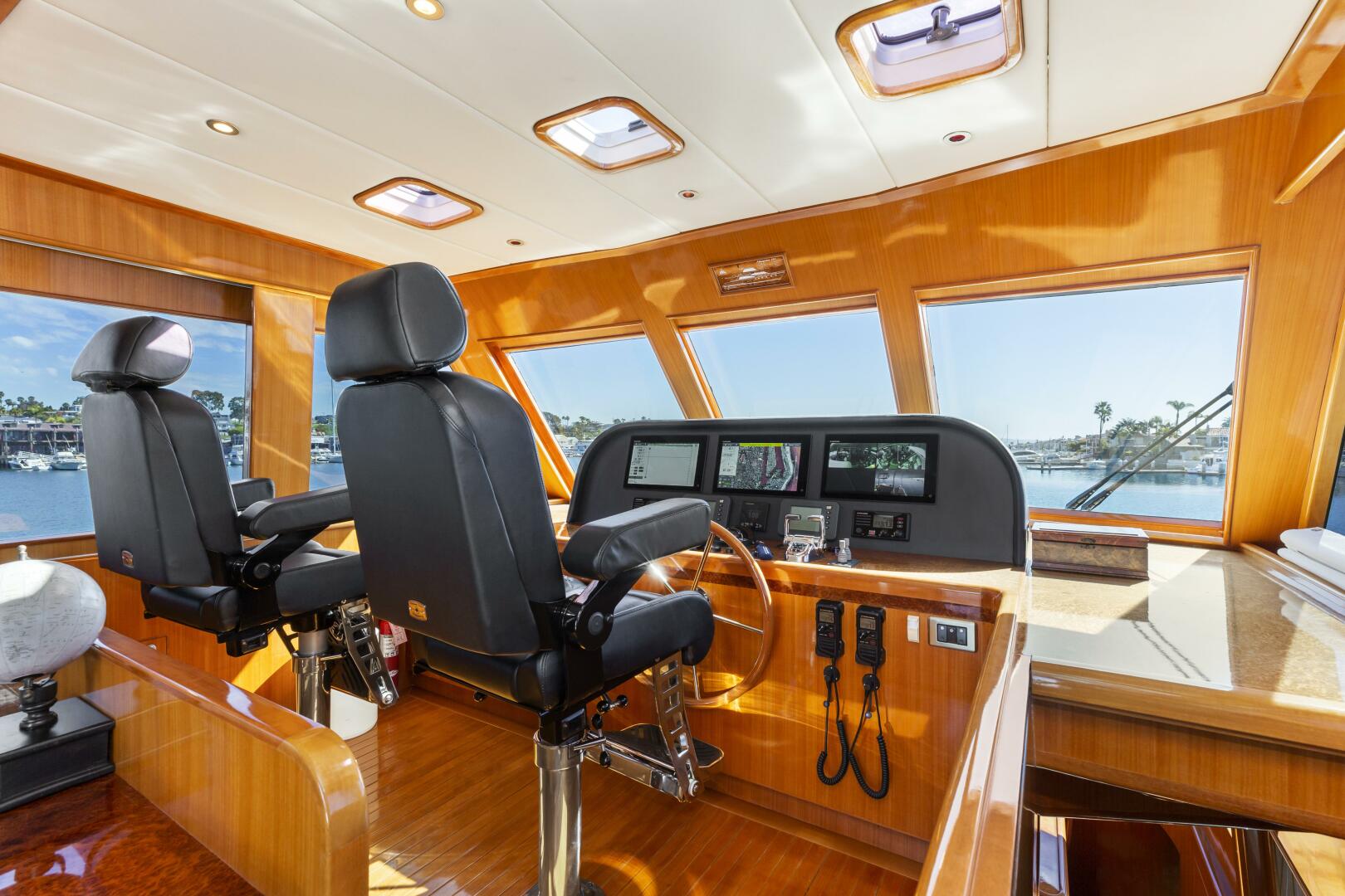 2007 Hampton Cockpit Motoryacht - Image 3