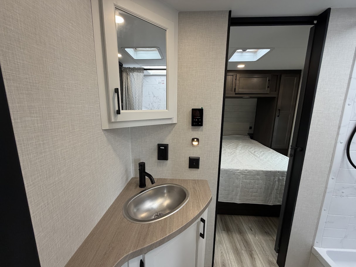 2026 VENTURE RV SPORTTREK STINGER 232VRL - Image 38