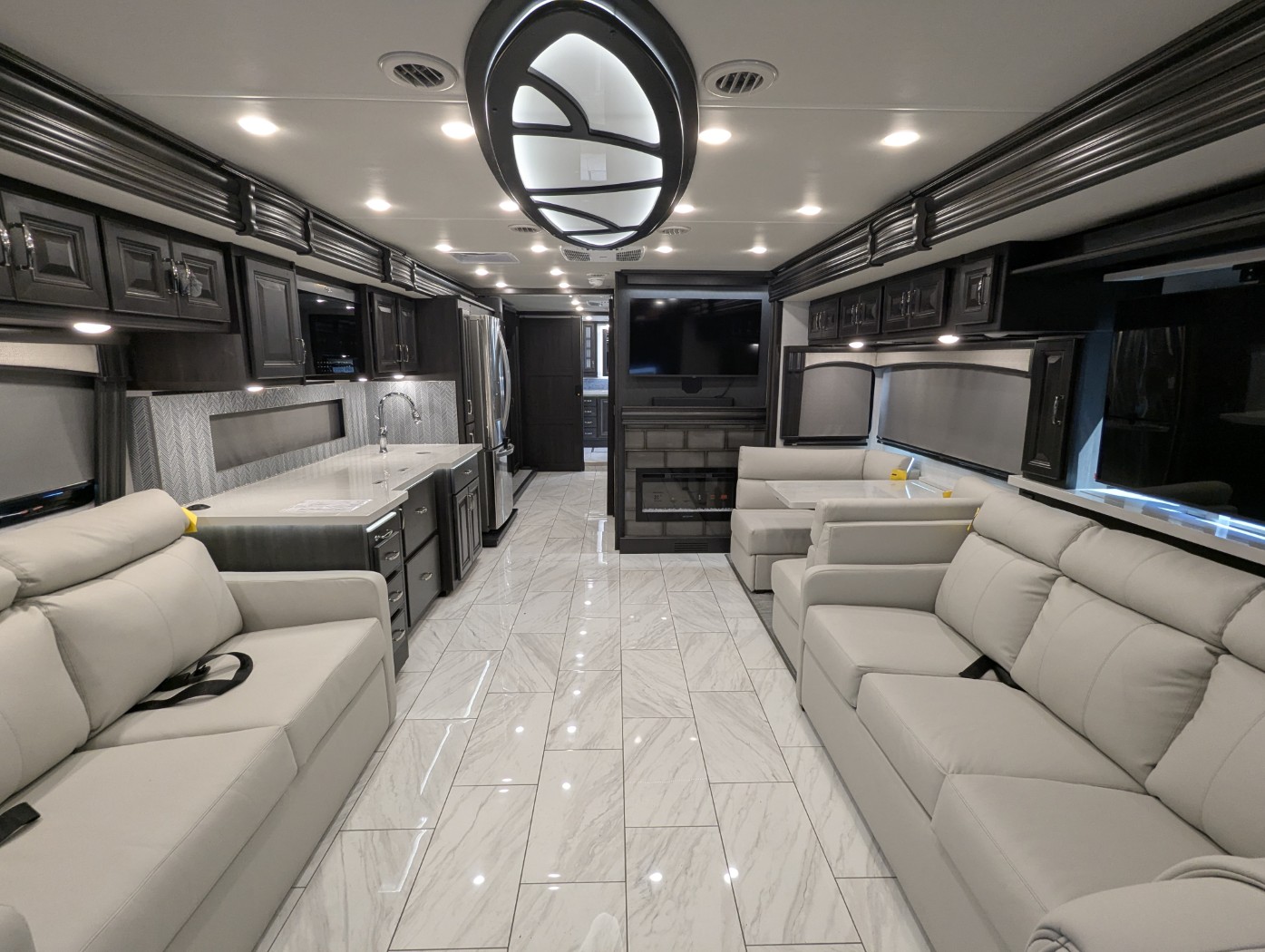 2026 Fleetwood Discovery 38W - Image 13