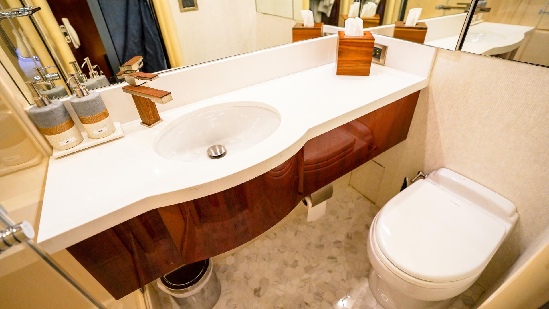 2004 Lazzara Yachts 80 SL - Image 54