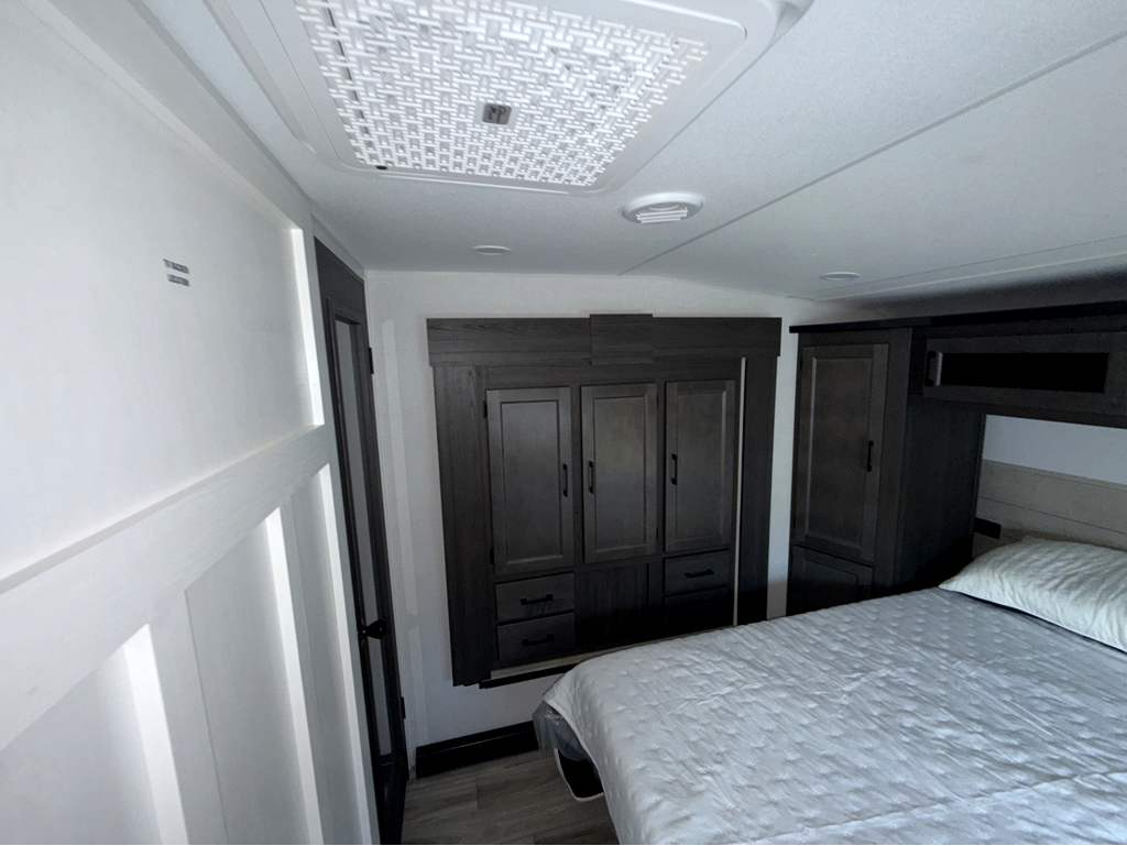 2026 VENTURE RV SPORTTREK 303VIK - Image 31