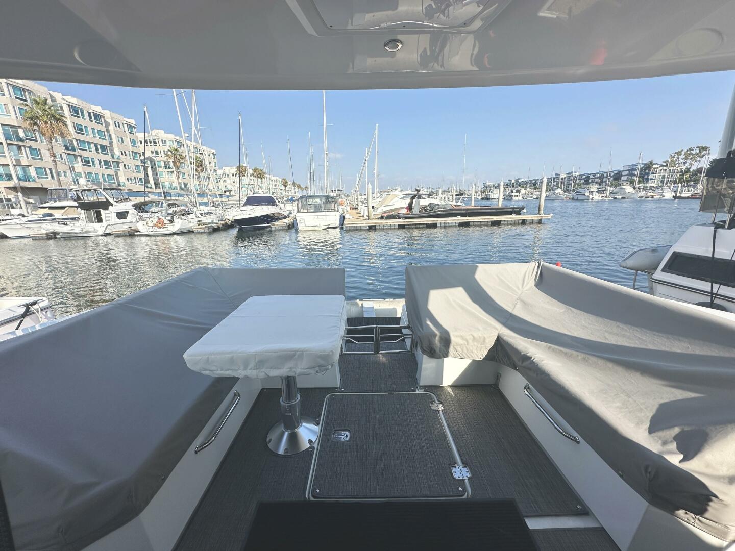 2017 Cruisers Yachts 390 Express Coupe - Image 19