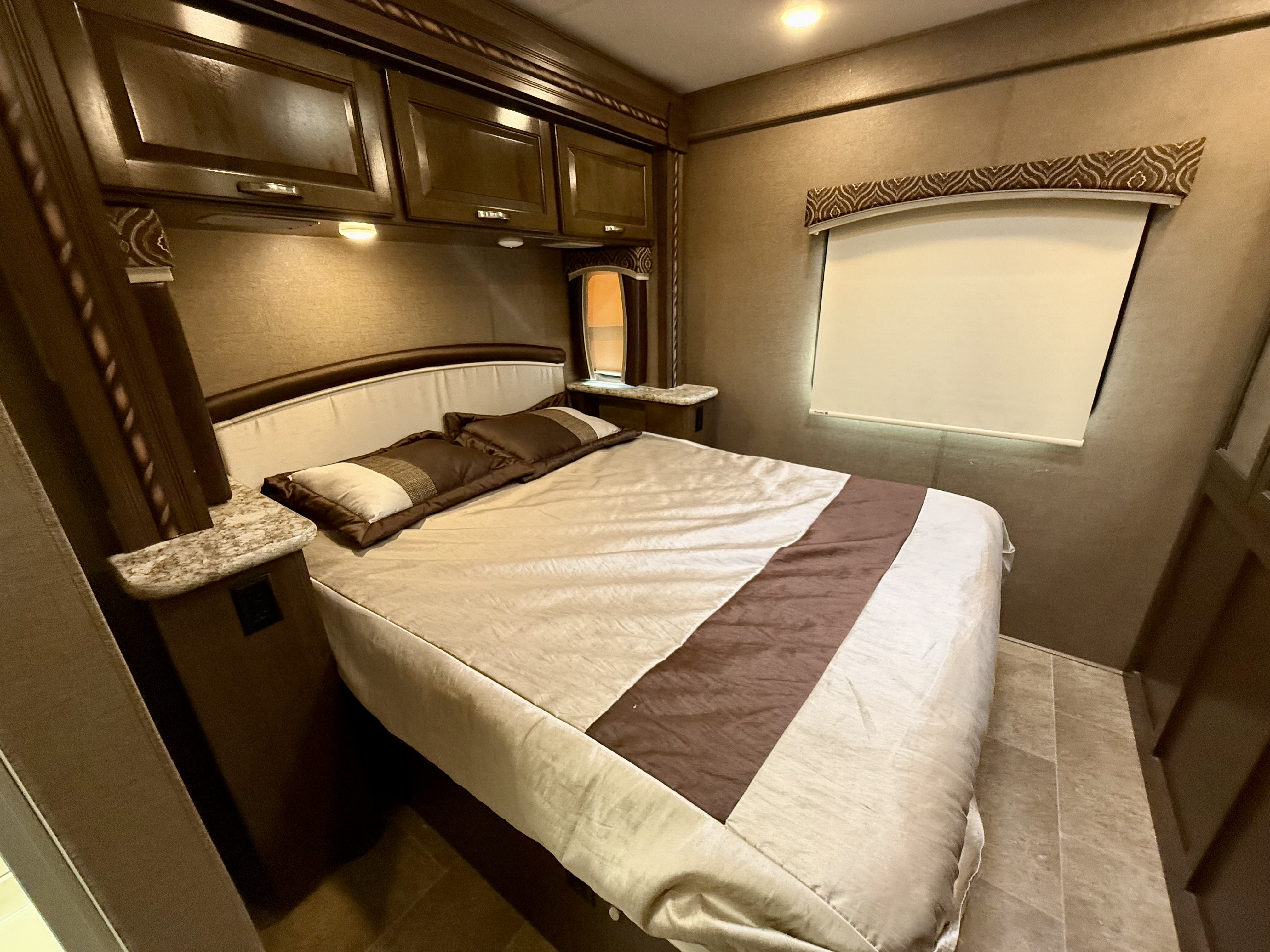 2017 Thor Motor Coach Chateau 31L - Image 22