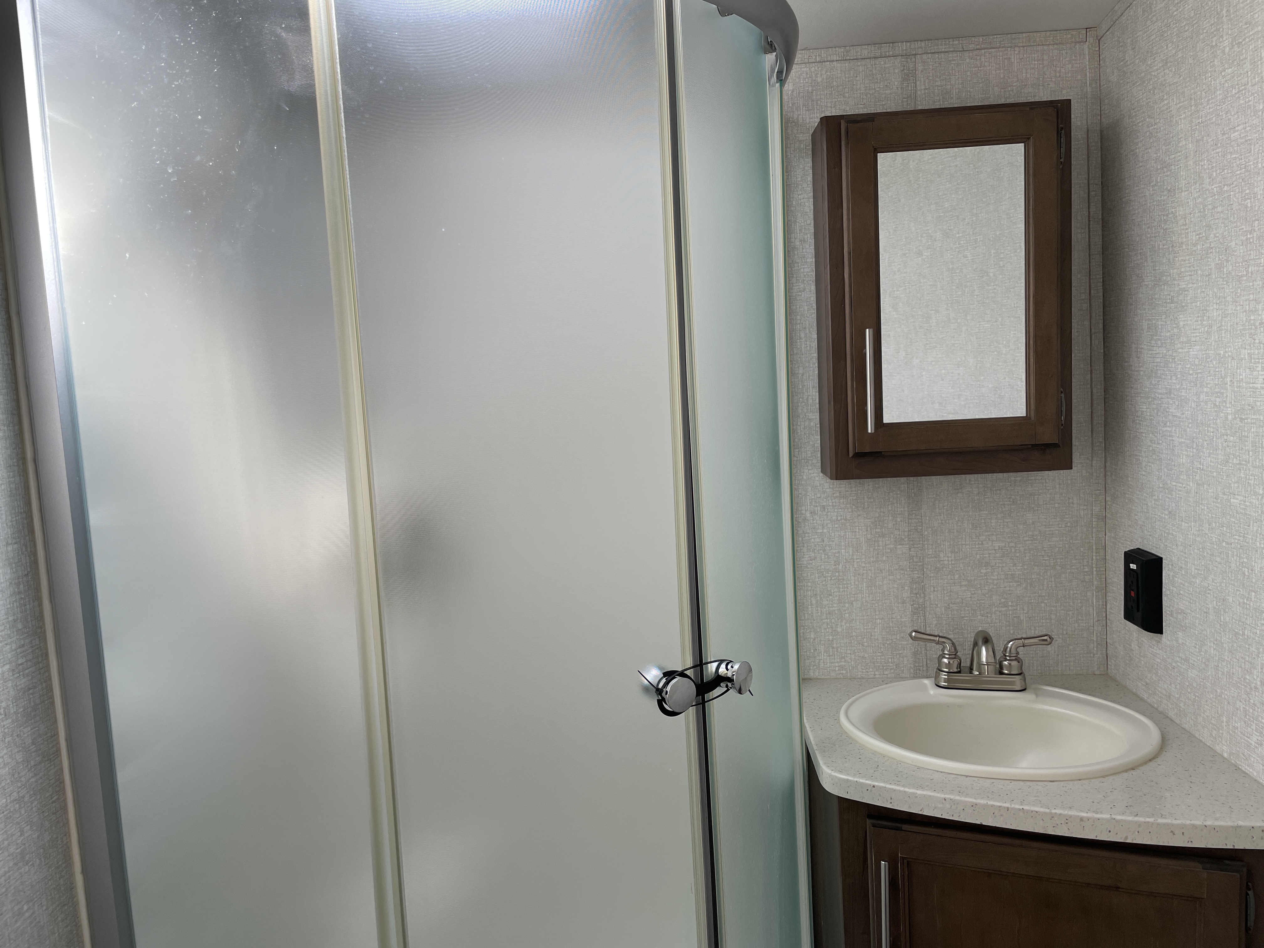 2019 Keystone RV Cougar X-Lite 27SAB - Image 7