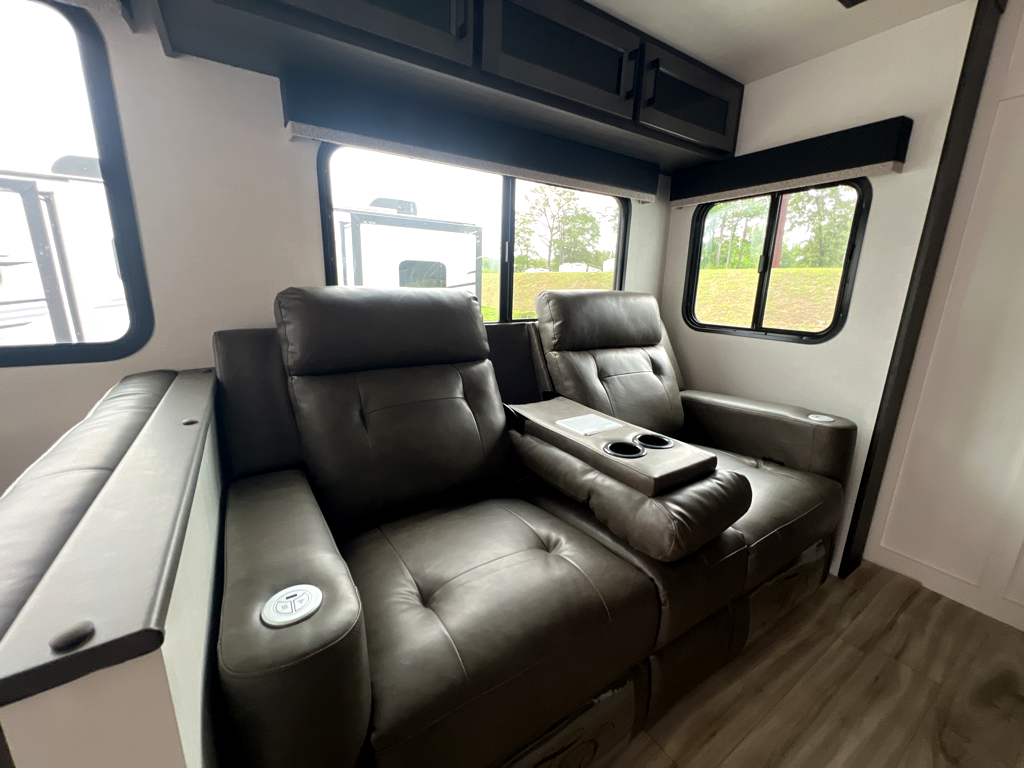 2026 VENTURE RV SPORTTREK 327VIK - Image 8