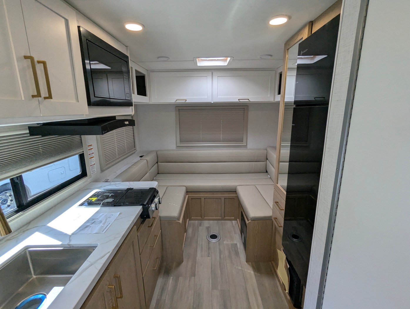 2027 Thor Motor Coach Four Winds 19Z - Image 17