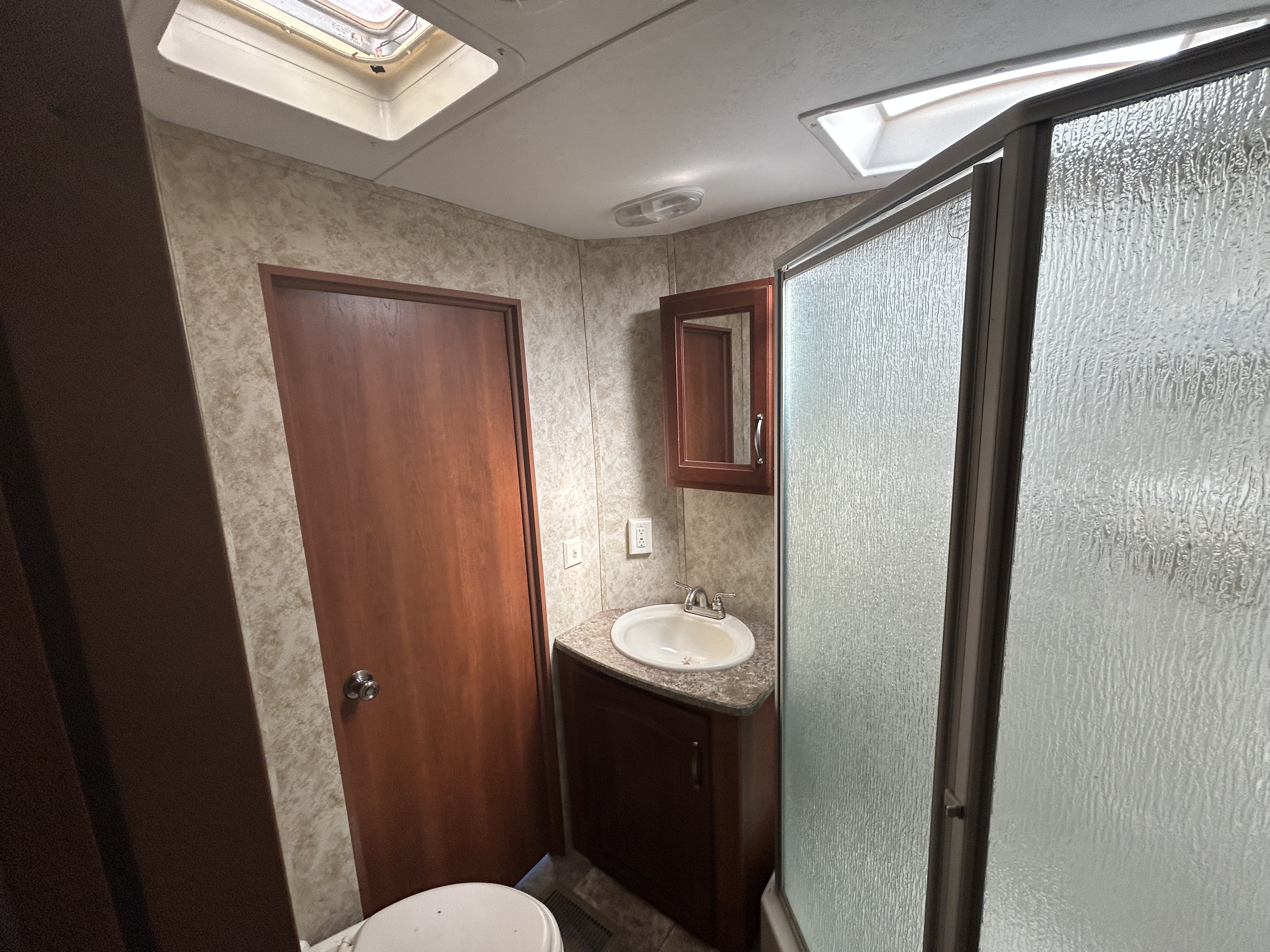 2012 Keystone Cougar XLite 31RKS - Image 17
