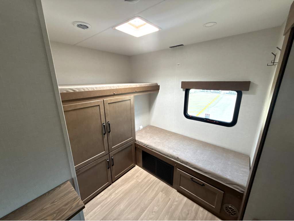 2027 VENTURE RV SPORTTREK 333VIK - Image 18