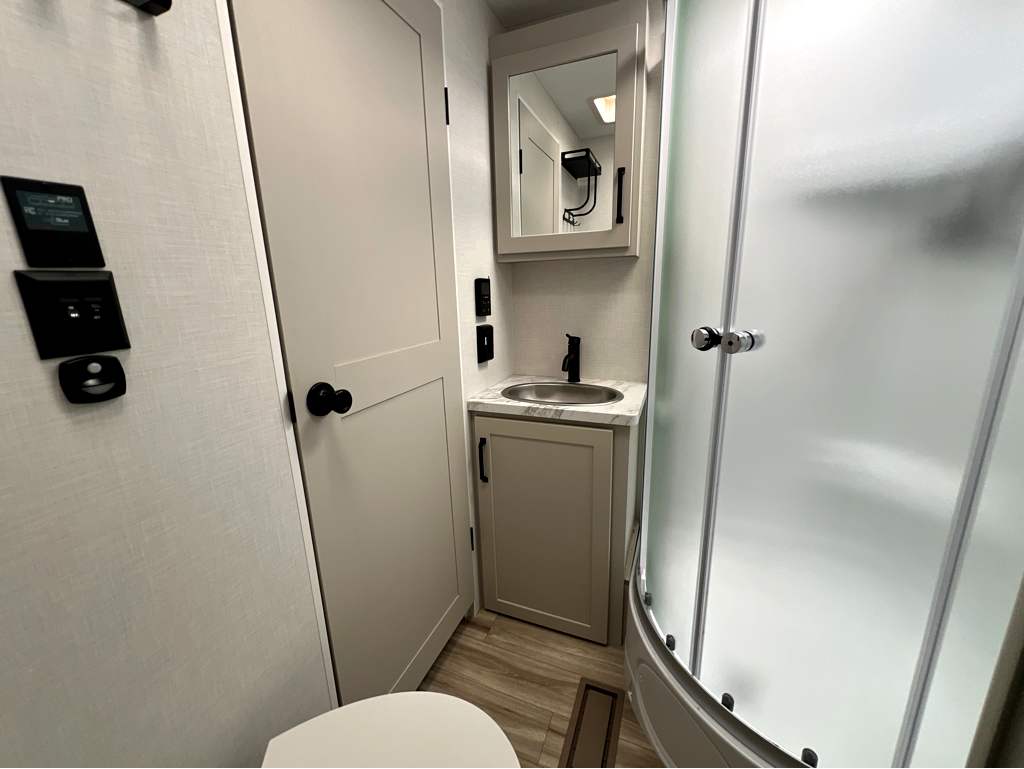 2027 VENTURE RV SPORTTREK 333VIK - Image 19
