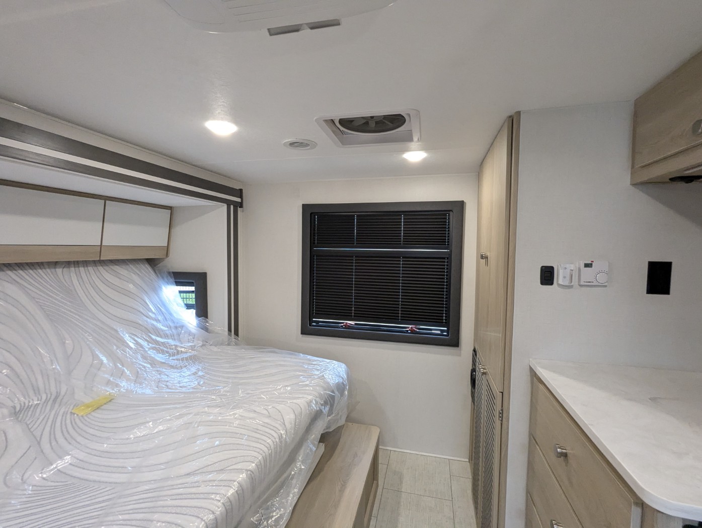 2026 Coachmen Entourage 340BH - Image 25