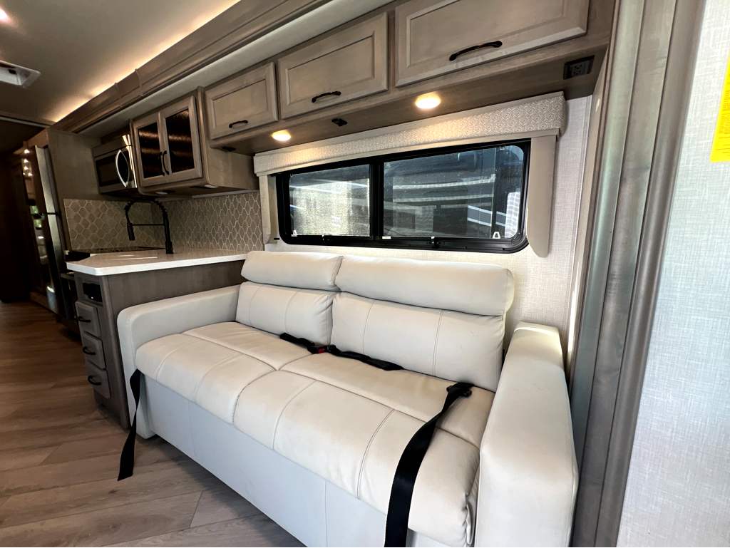 2024 HOLIDAY RAMBLER INVICTA 36Y - Image 8