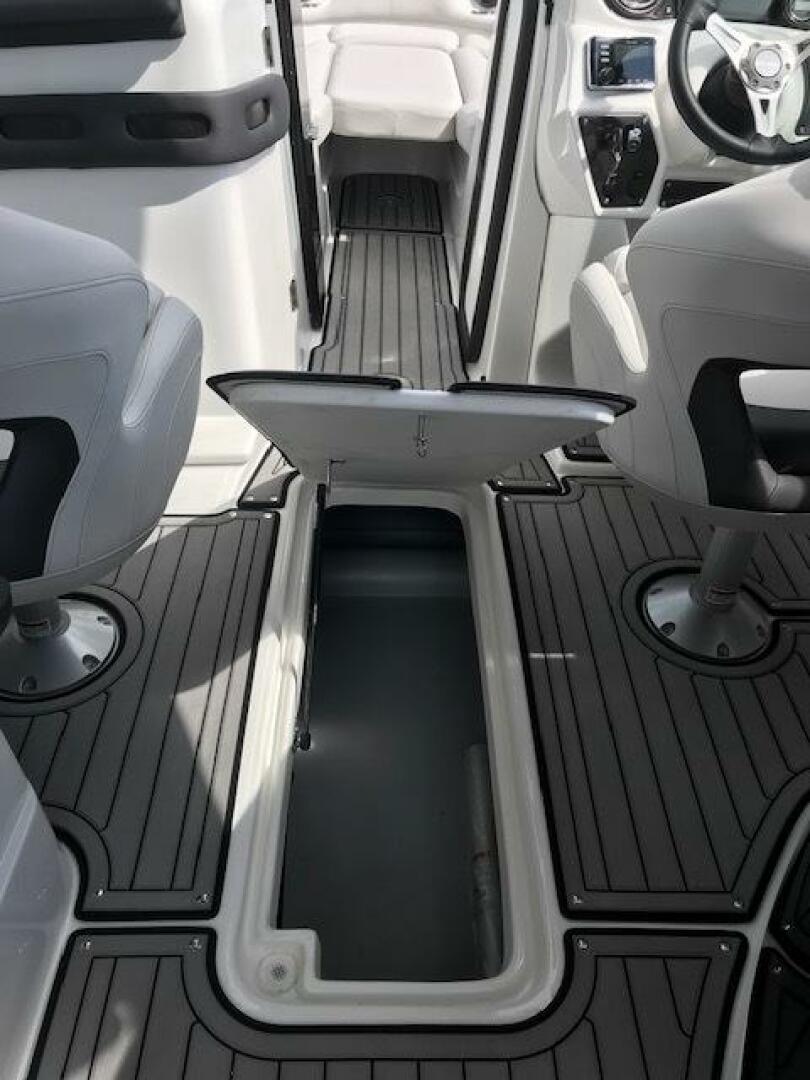 2018 Rinker 29QX - Image 10