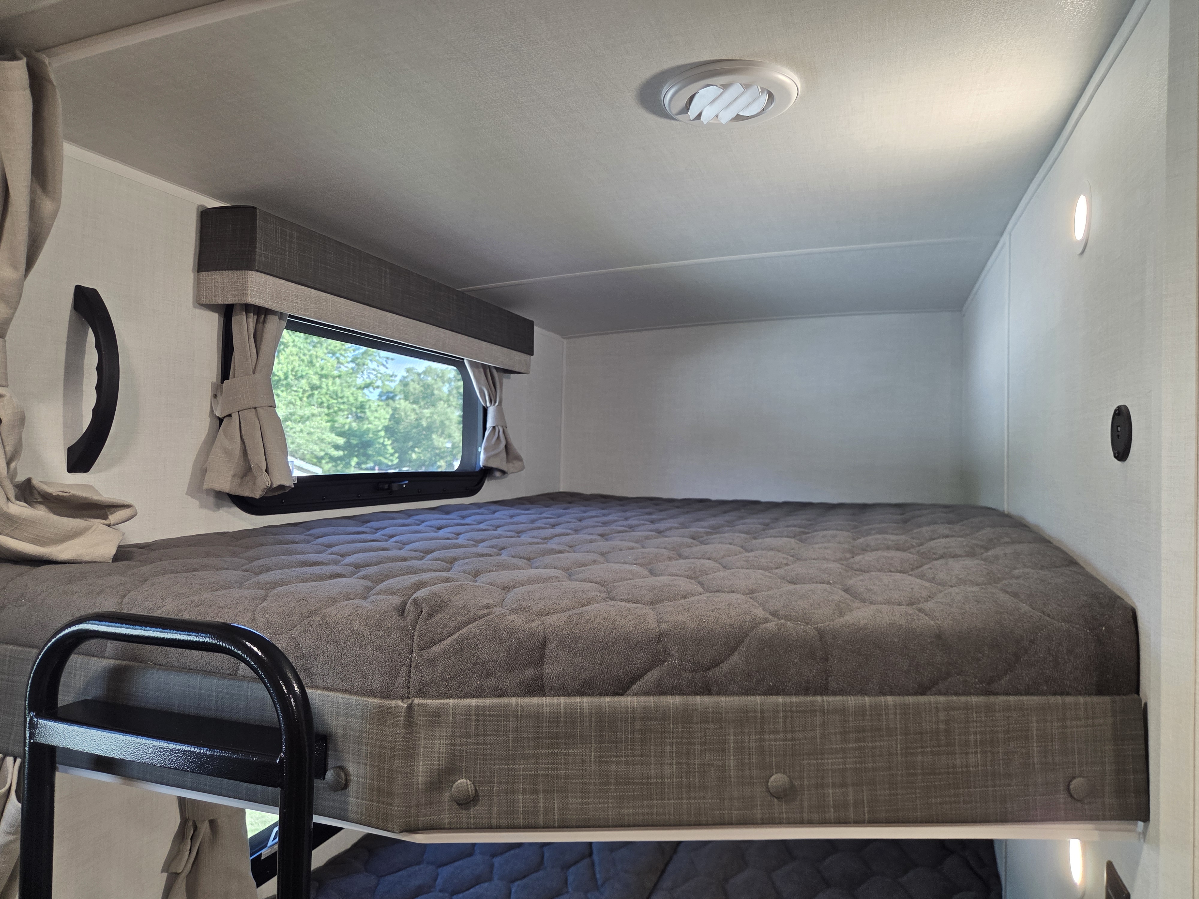 2027 Forest River Rockwood Ultra Lite 2706BH - Image 18