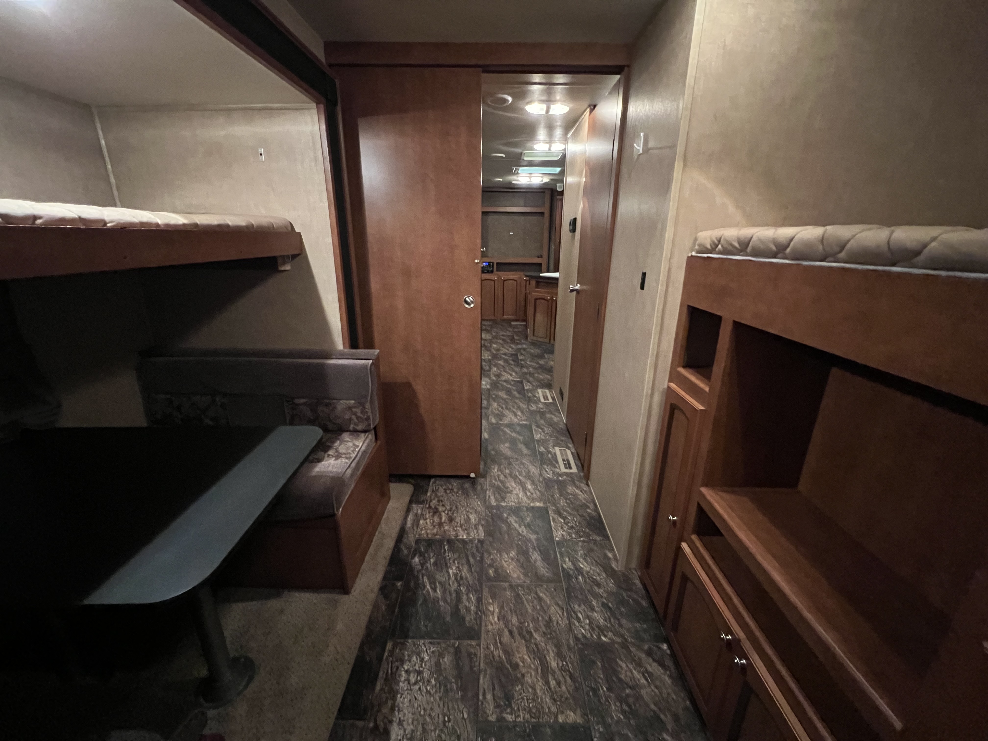 2011 SHASTA REVERE 32BHDS HMS - Image 23