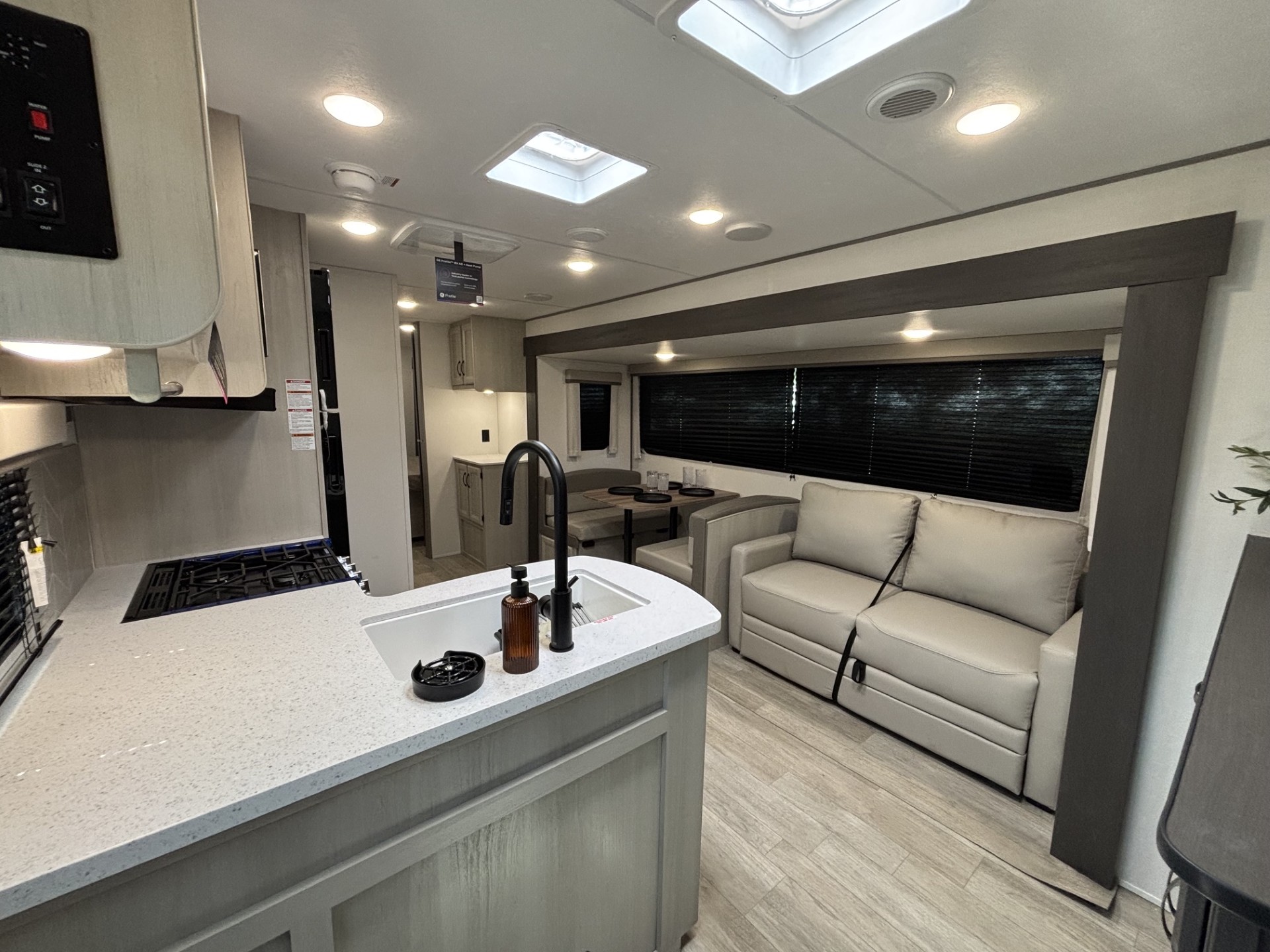 2027 Coachmen Catalina Legacy Edition 333DBDSCK - Image 10