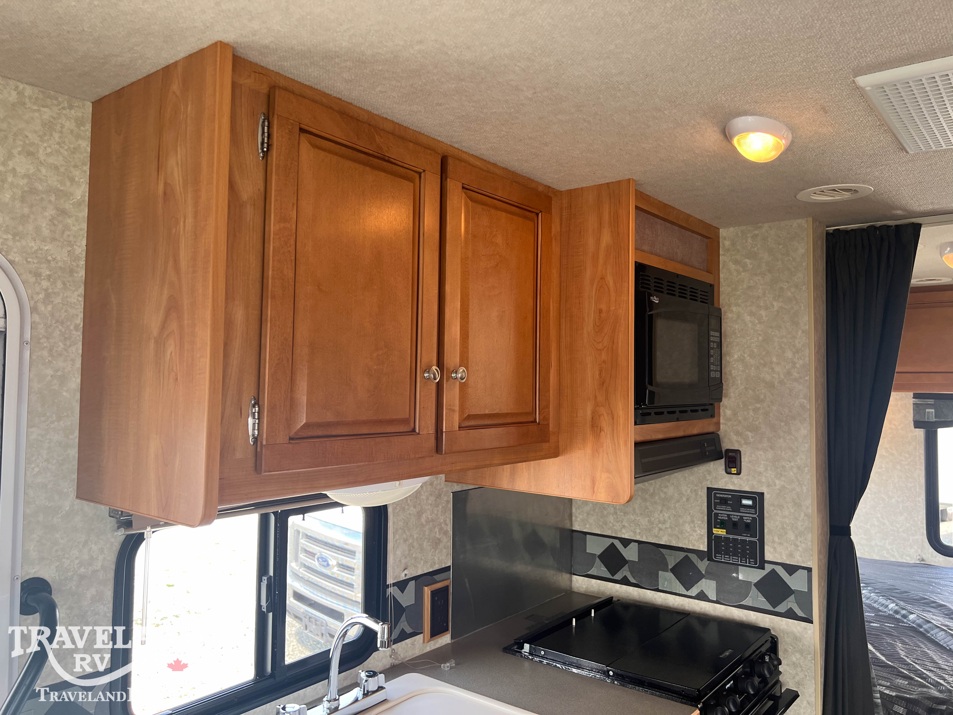 2010 Winnebago Access 24V - Image 17
