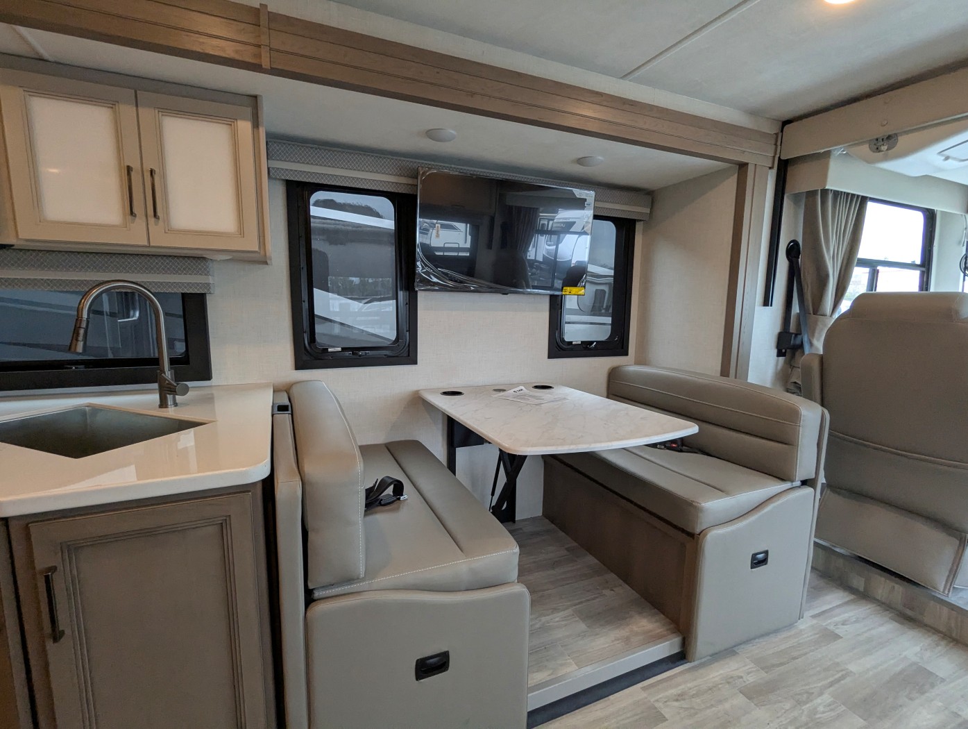 2026 Thor Motor Coach Windsport 35J - Image 18
