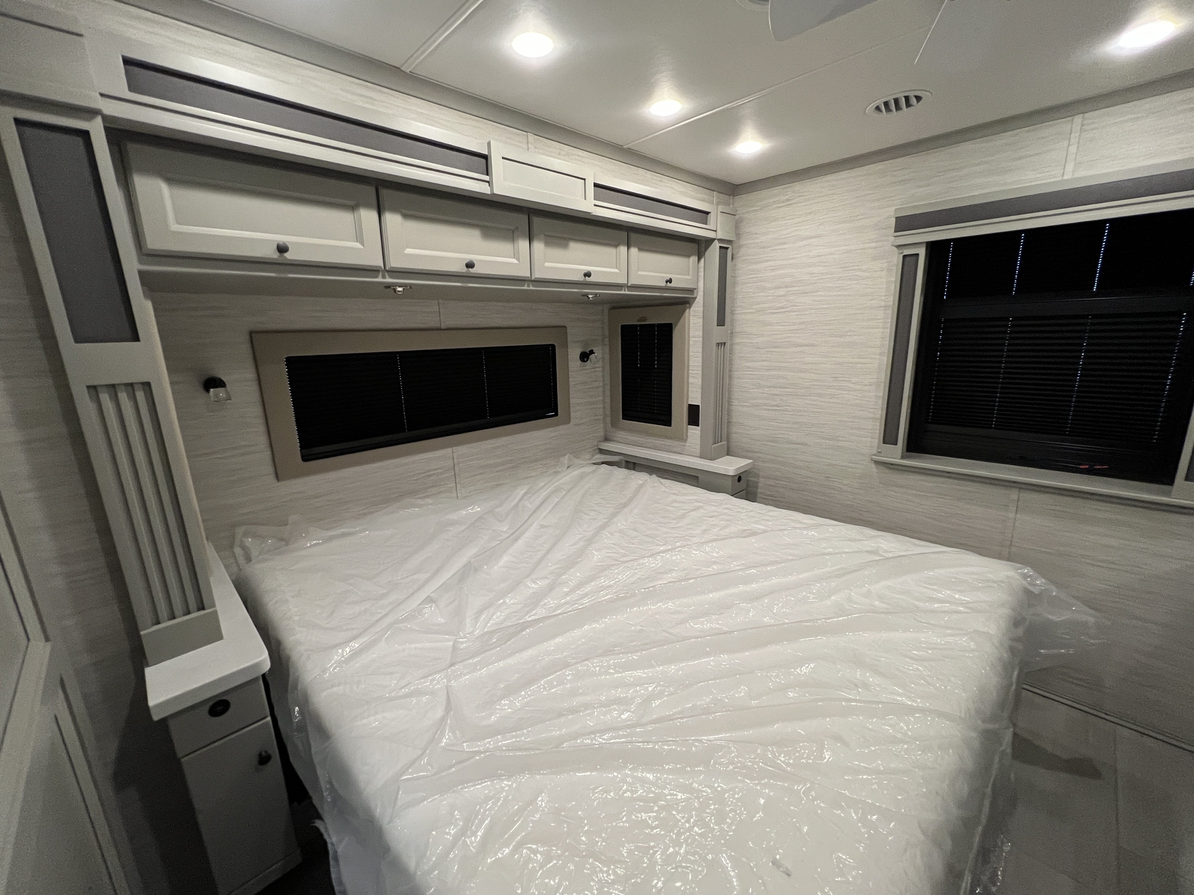 2027 Tiffin Allegro Bay 38 AB - Image 35