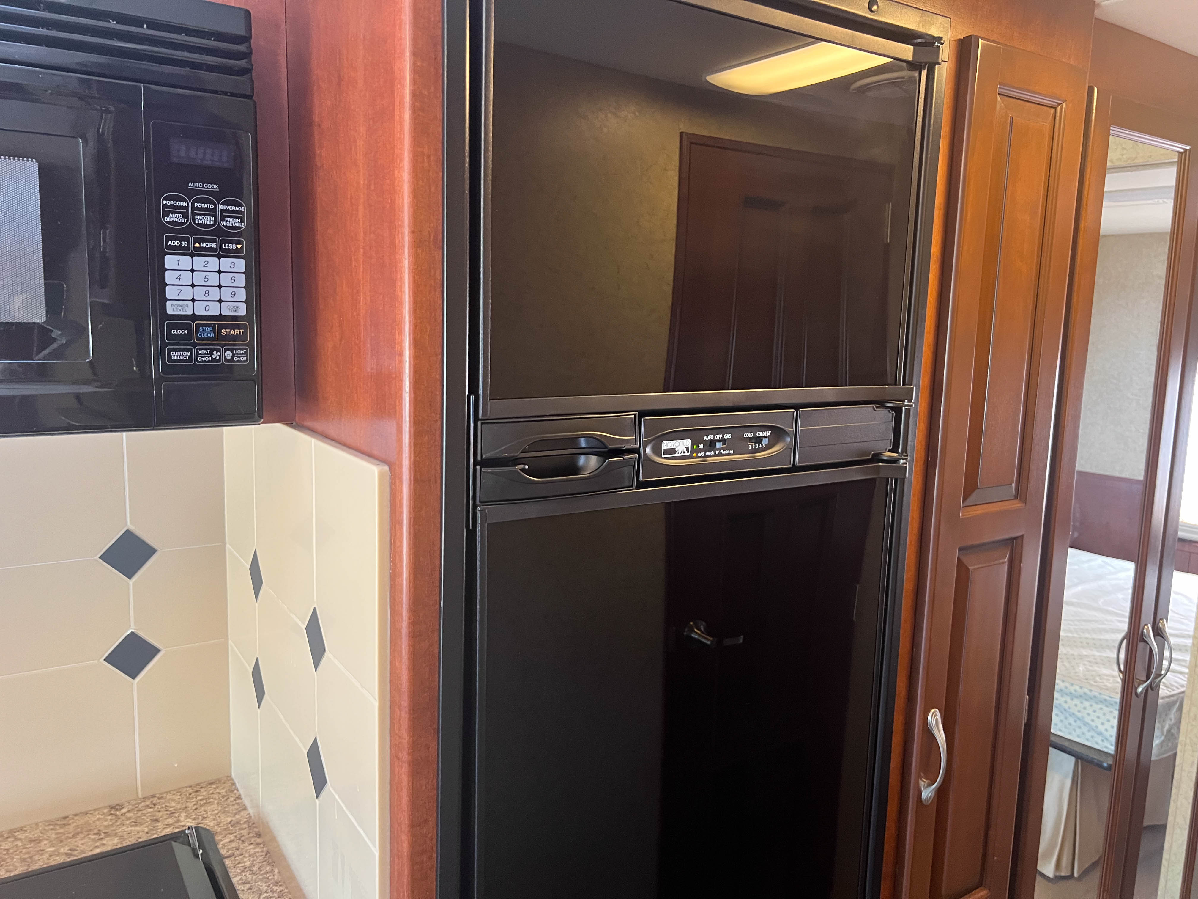 2011 NEWMAR BAYSTAR 3302 - Image 25