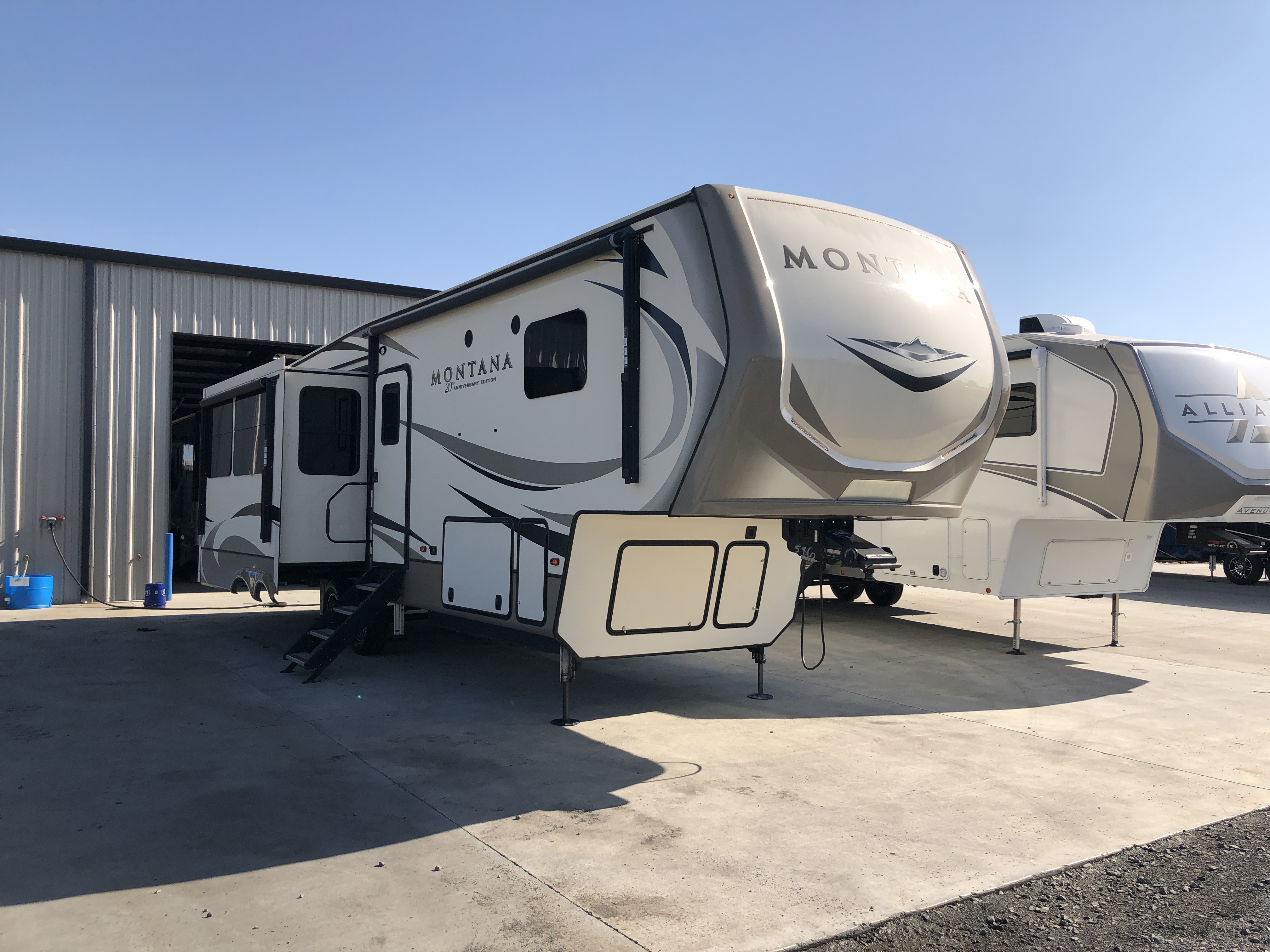 2019 Keystone Montana 3121RL - Image 1