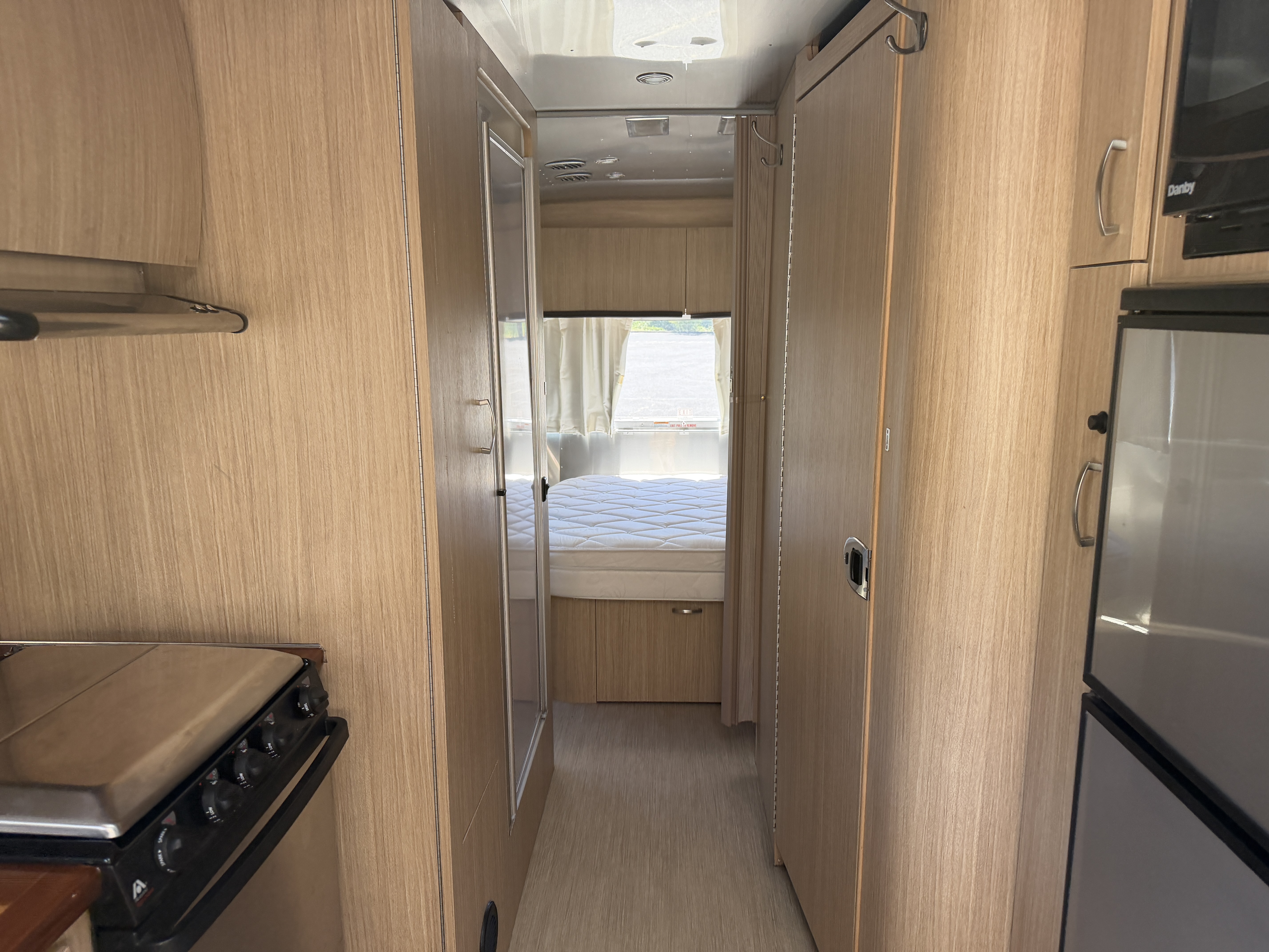 2018 Airstream Flying Cloud 25RB - Image 10
