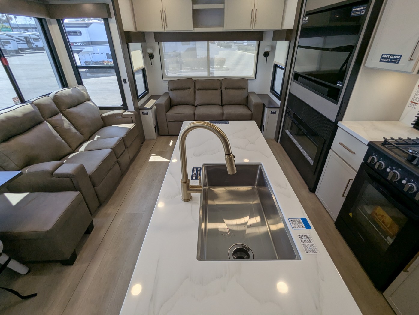 2027 Alliance RV Paradigm 310RL - Image 18