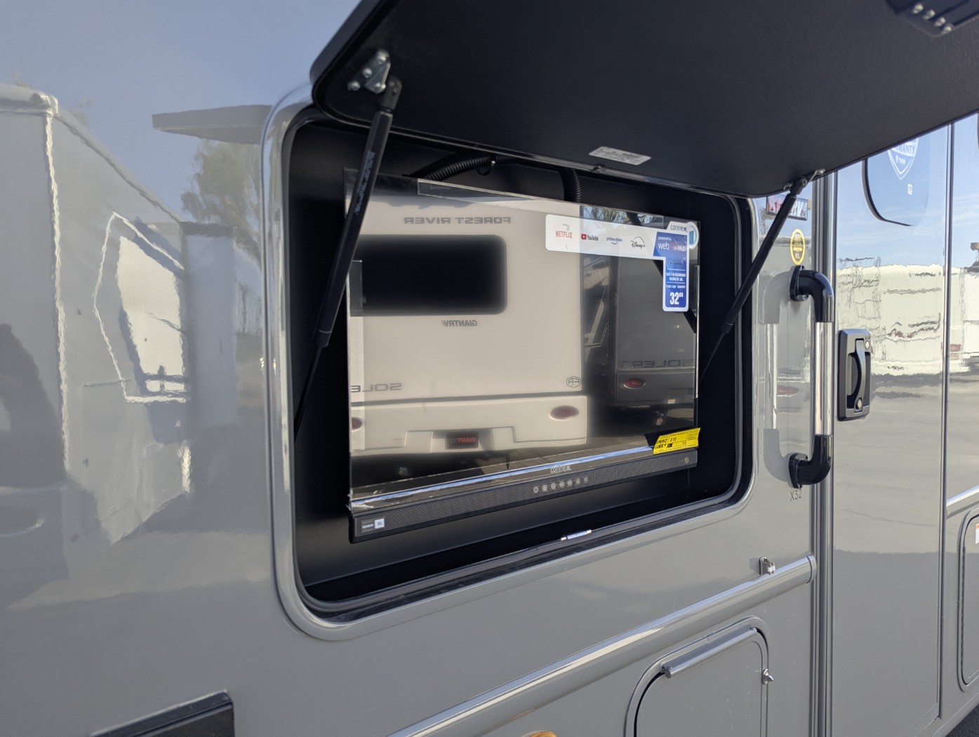 2027 Thor Motor Coach Omni Explorer X32 - Image 11