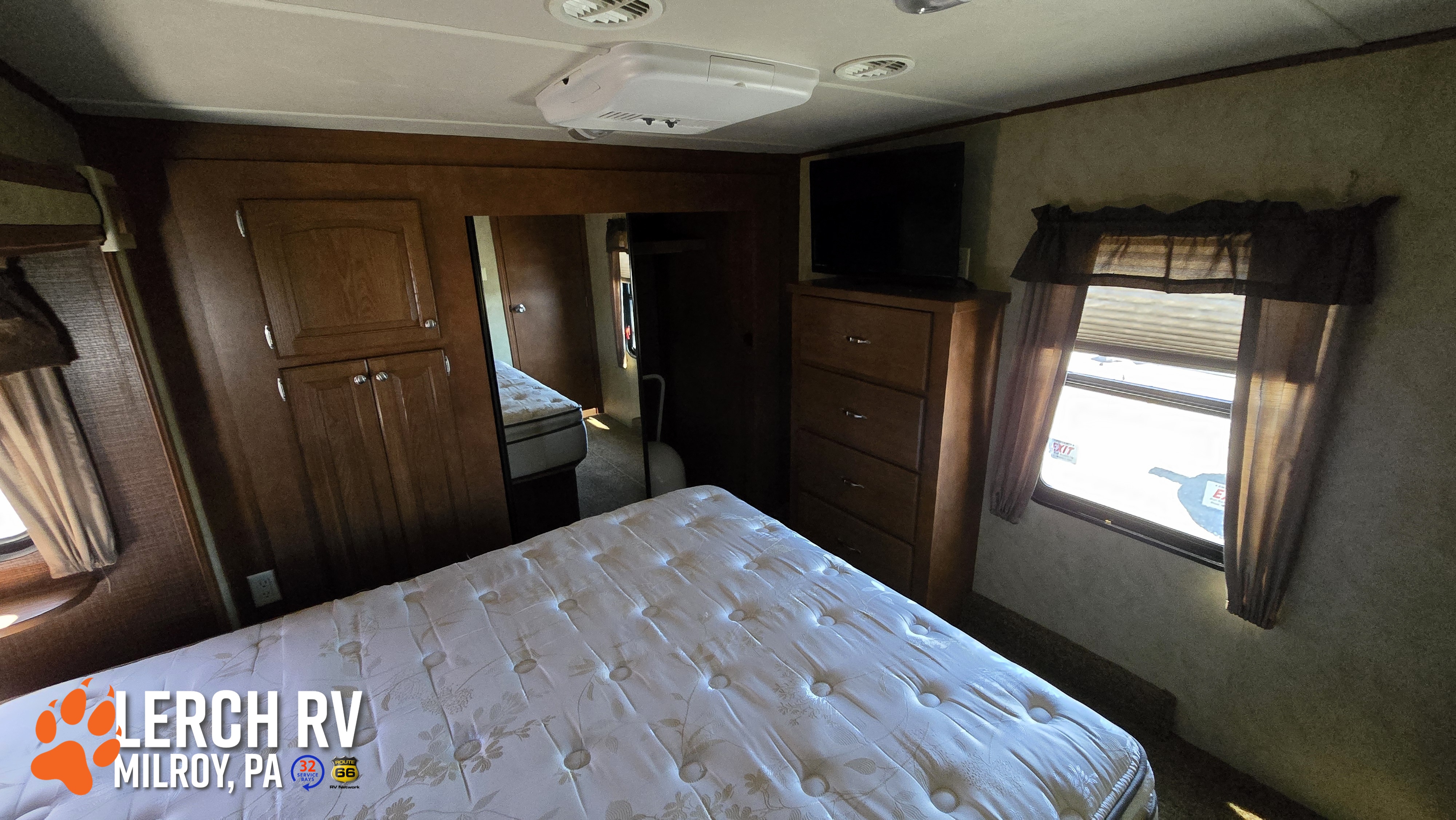 2013 FOREST RIVER CEDAR CREEK SILVERBACK 29RE - Image 25