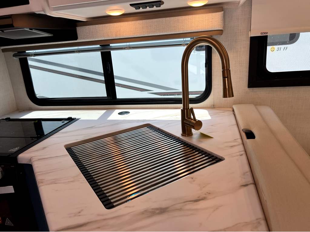 2026 THOR MOTOR COACH MAGNITUDE GA31 - Image 13