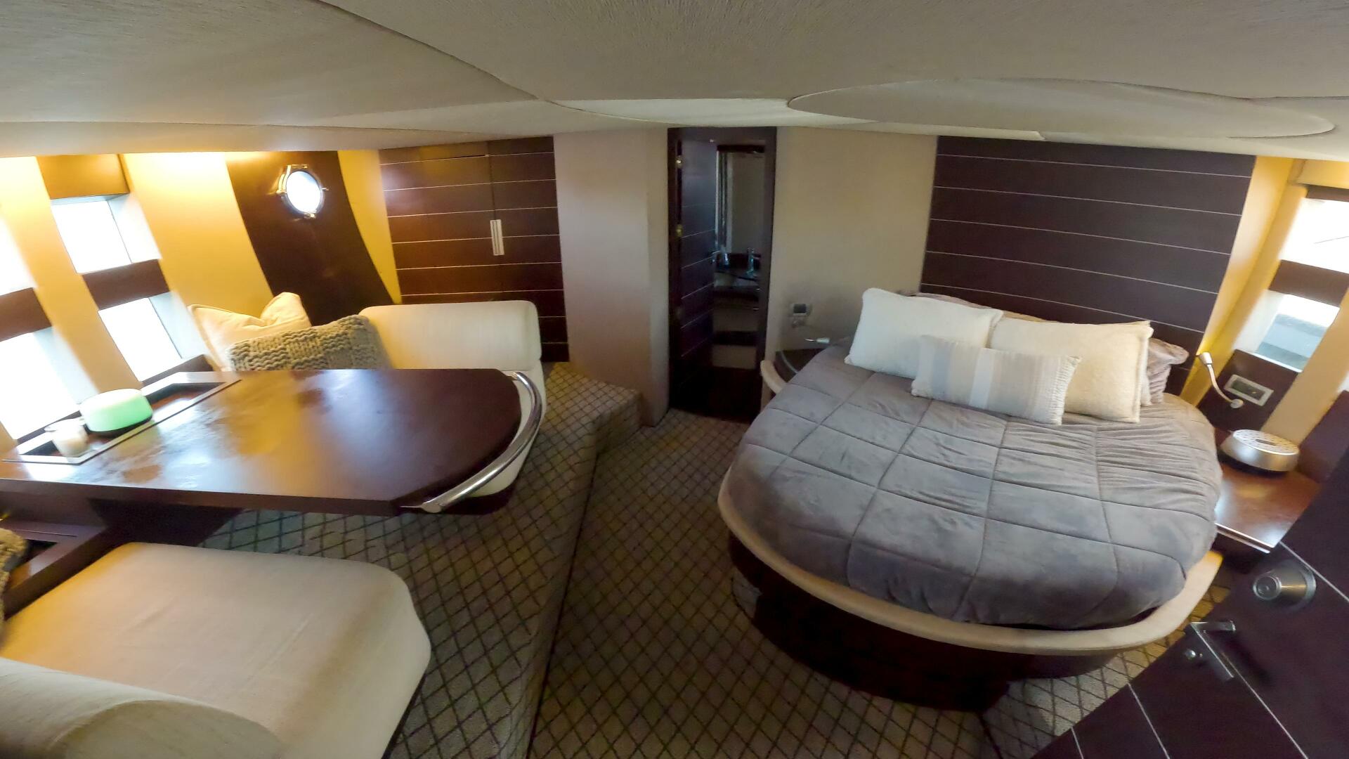 2011 Azimut 68S - Image 12