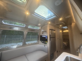 2026 AIRSTREAM GLOBETROTTER 27FBT - Image 12