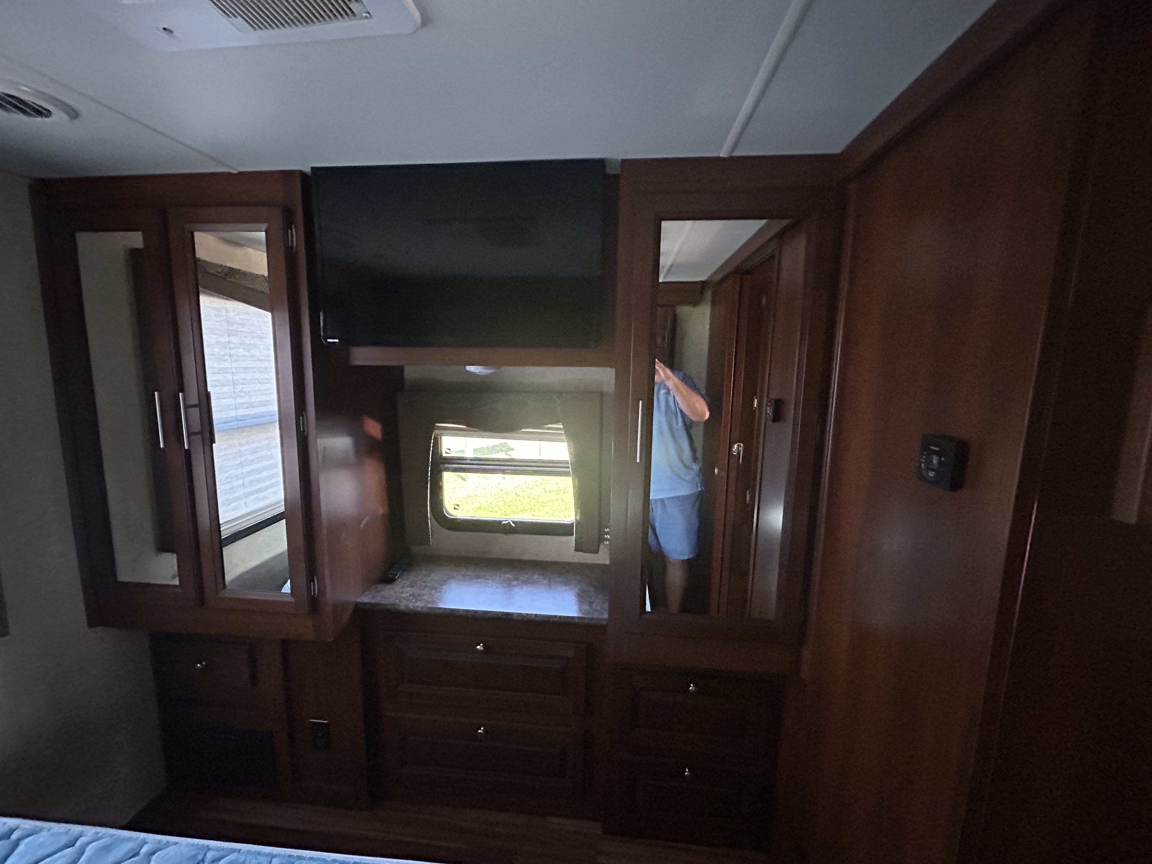 2015 Forest River Georgetown 328TS - Image 13