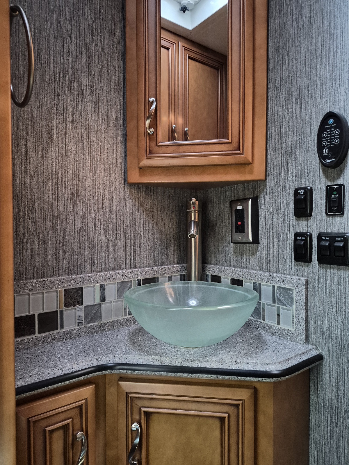 2015 Newmar Ventana 3636 - Image 14