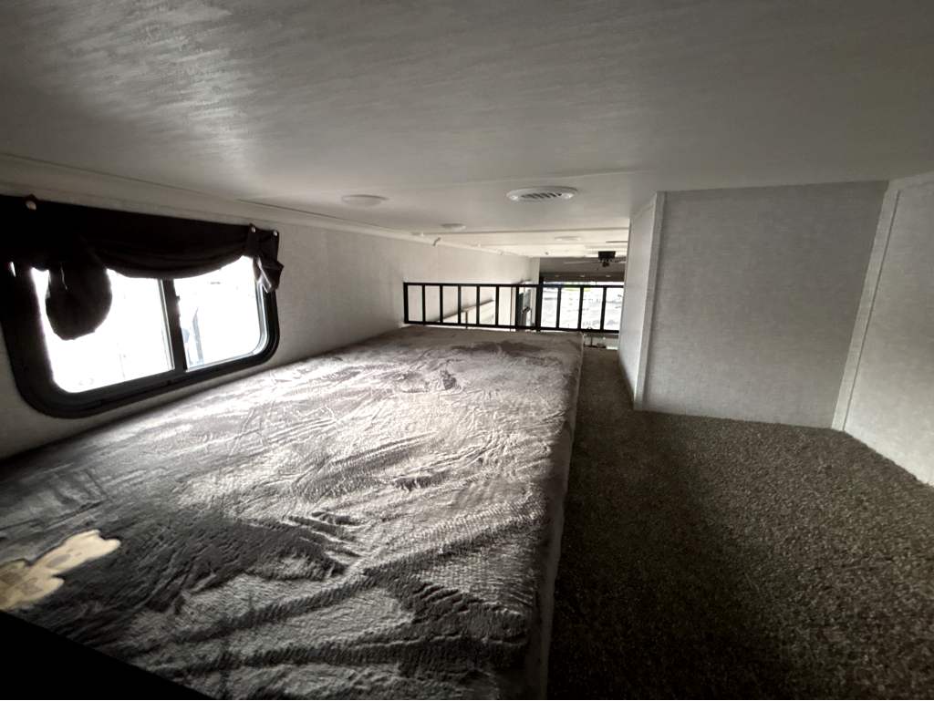 2025 CROSSROADS REDWOOD REGENCY 3881FKL - Image 15