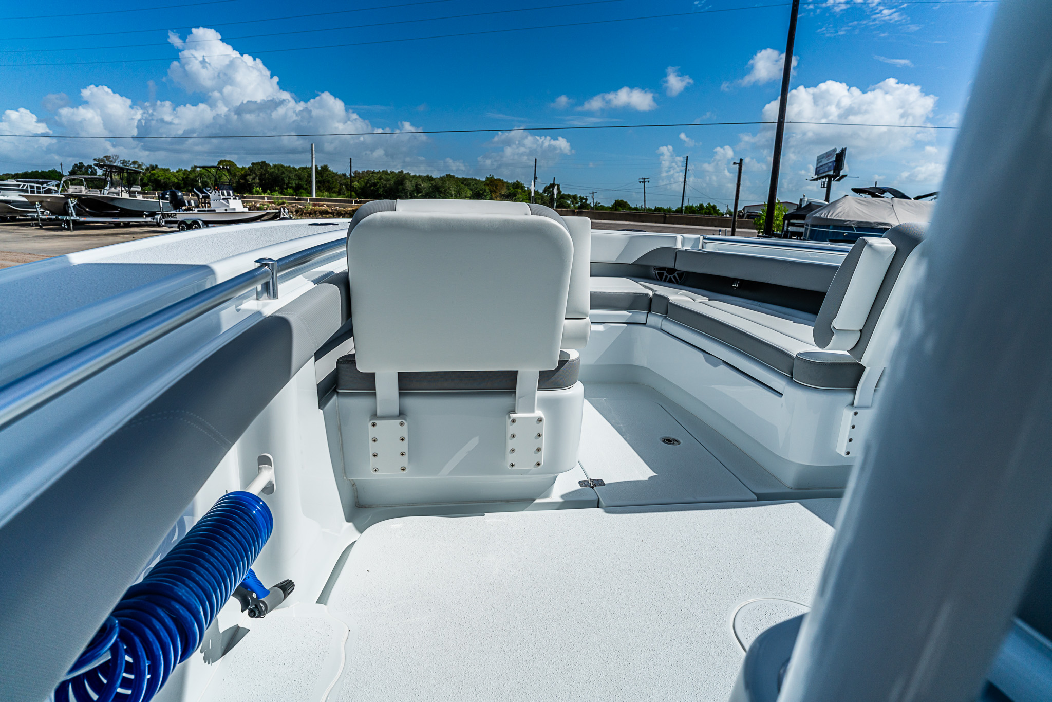 2027 YELLOWFIN 26 Hybrid Base - Image 16