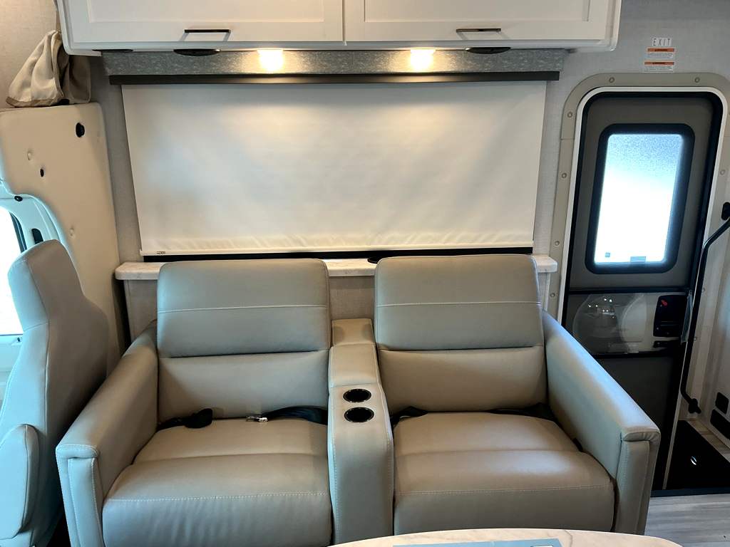 2026 THOR MOTORCOACH 28Z - Image 9