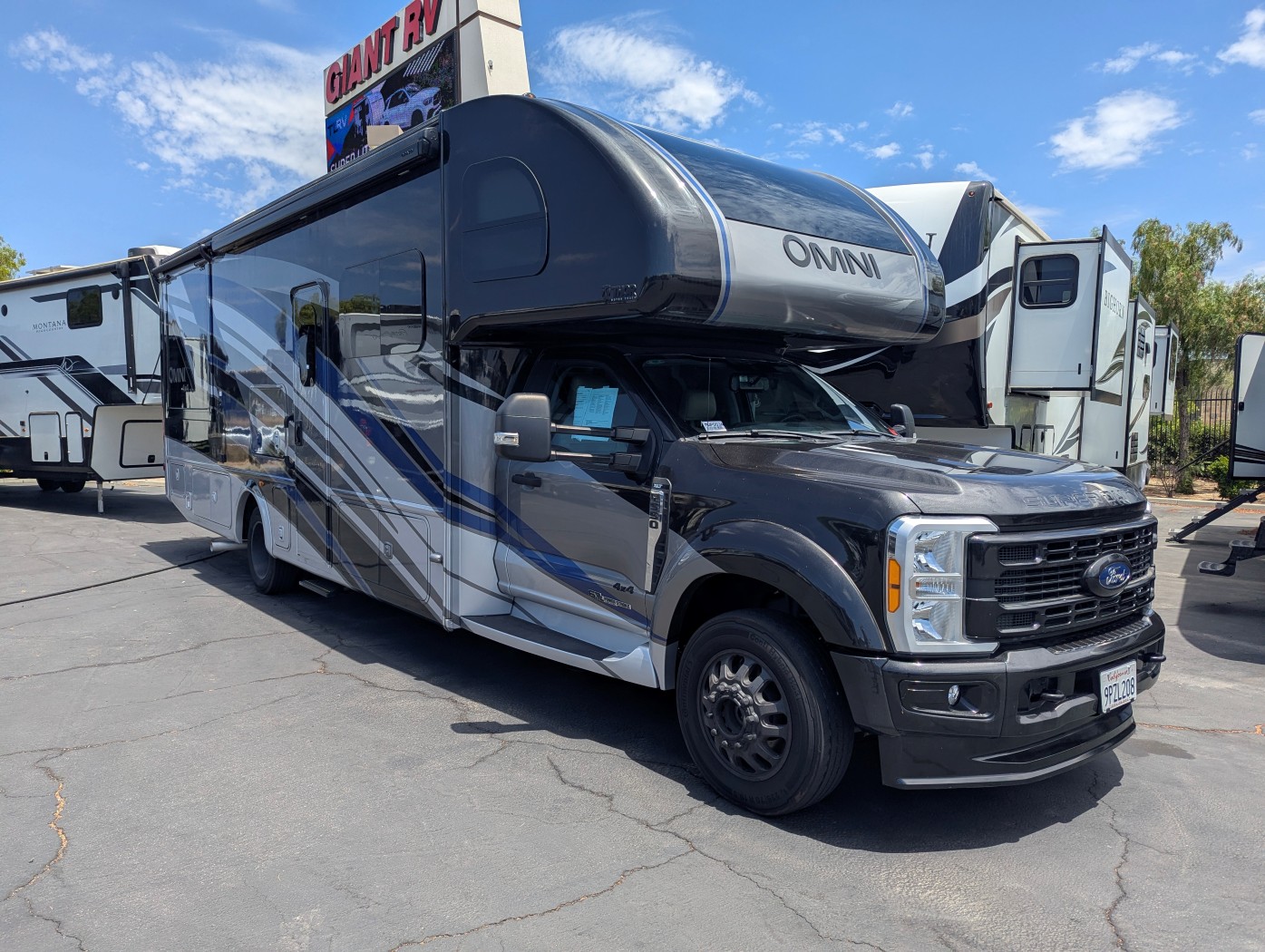 2024 Thor Motor Coach Omni XG32 - Image 1
