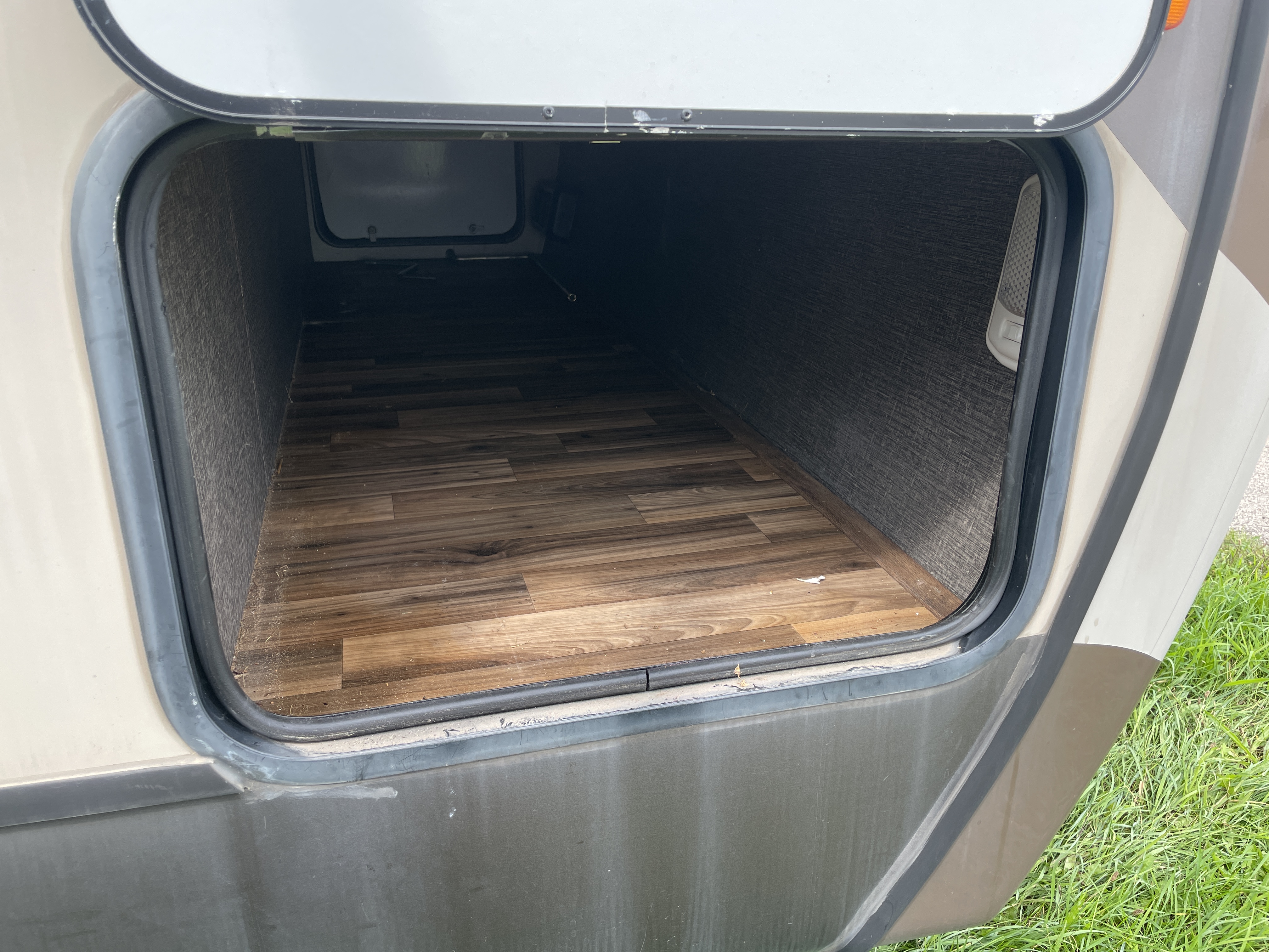 2016 Keystone RV Cougar Half-Ton 30RLI - Image 2