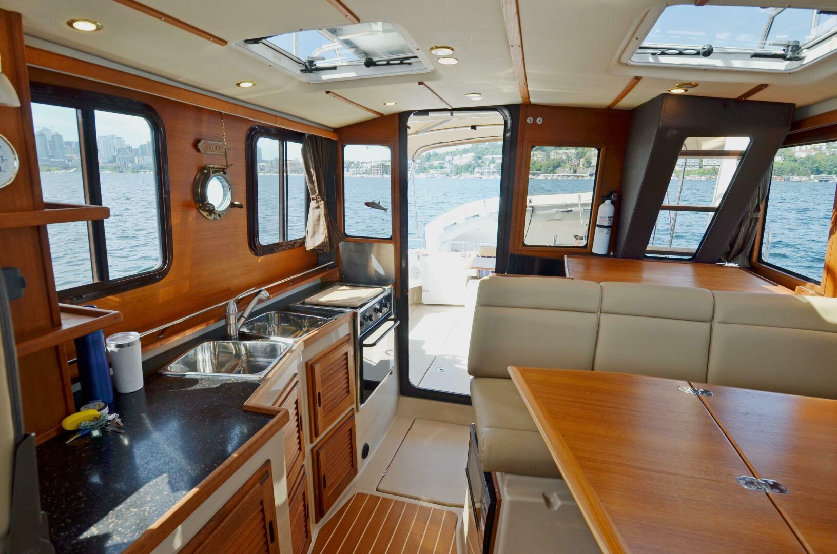 2013 Ranger Tugs R-31 CB - Image 5