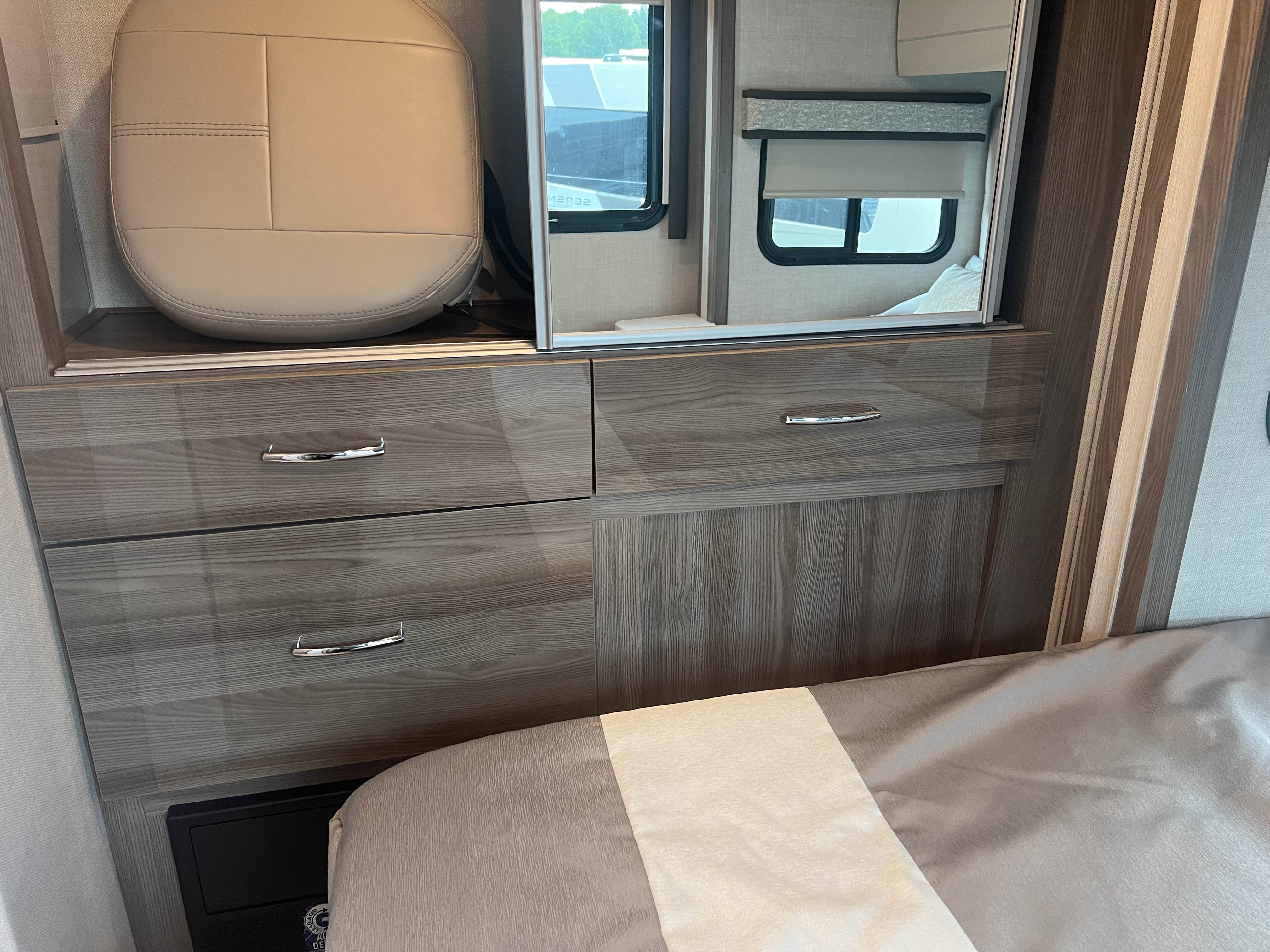 2024 Thor Motor Coach Tiburon 24RW - Image 28
